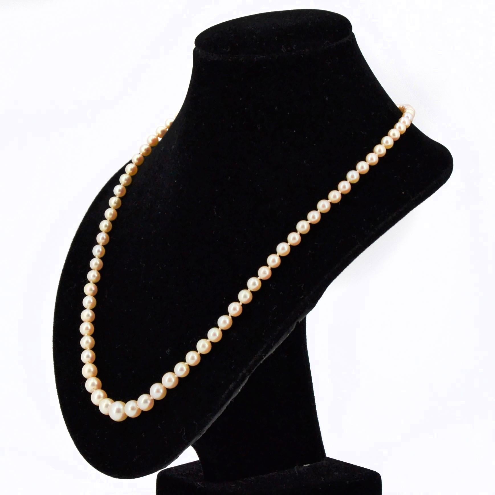 French 1970s Cultured Pearl 18 Karat White Gold Clasp Necklace For Sale 2
