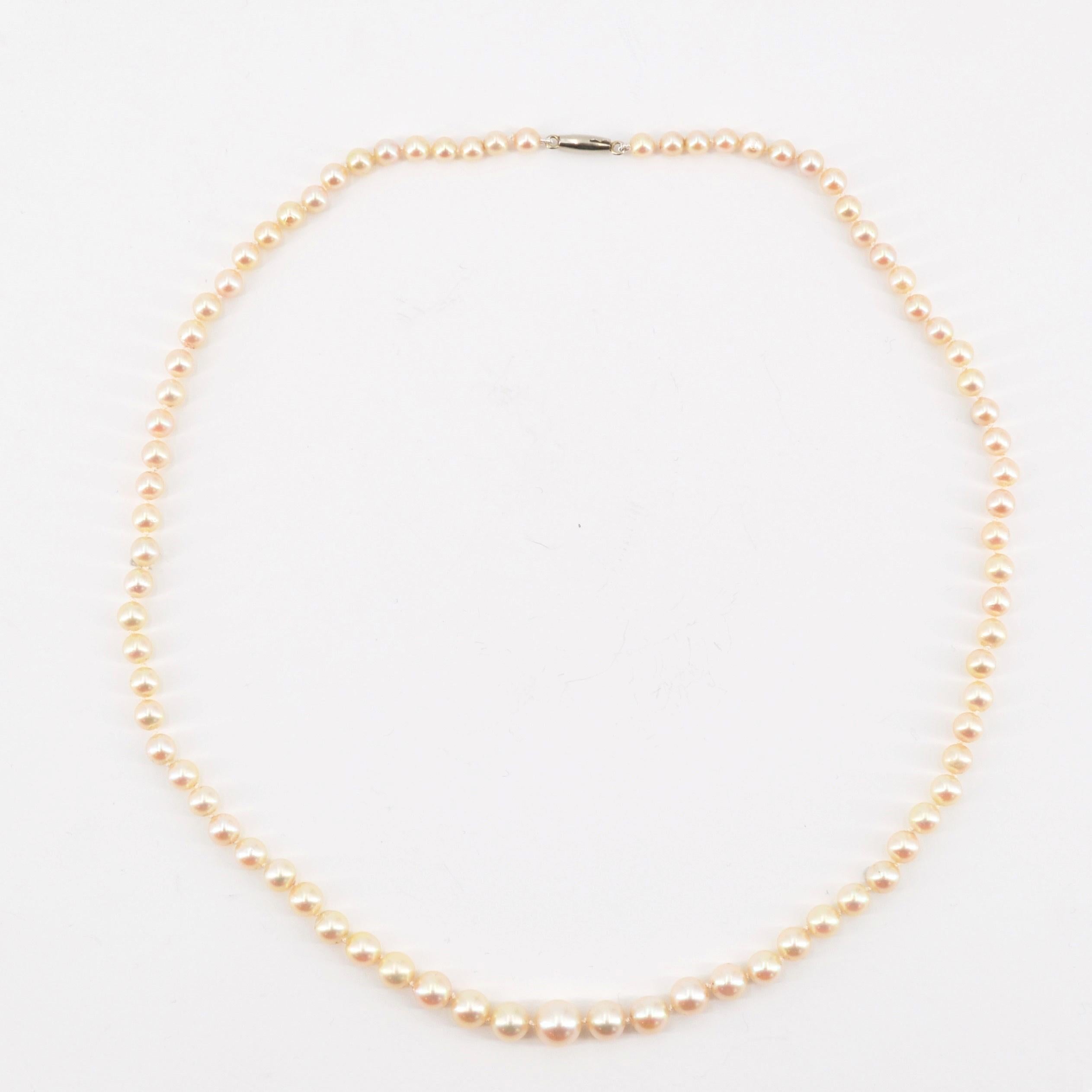 Collier en perles de culture franaises des annes 1970 avec fermoir en or blanc 18 carats en vente 3