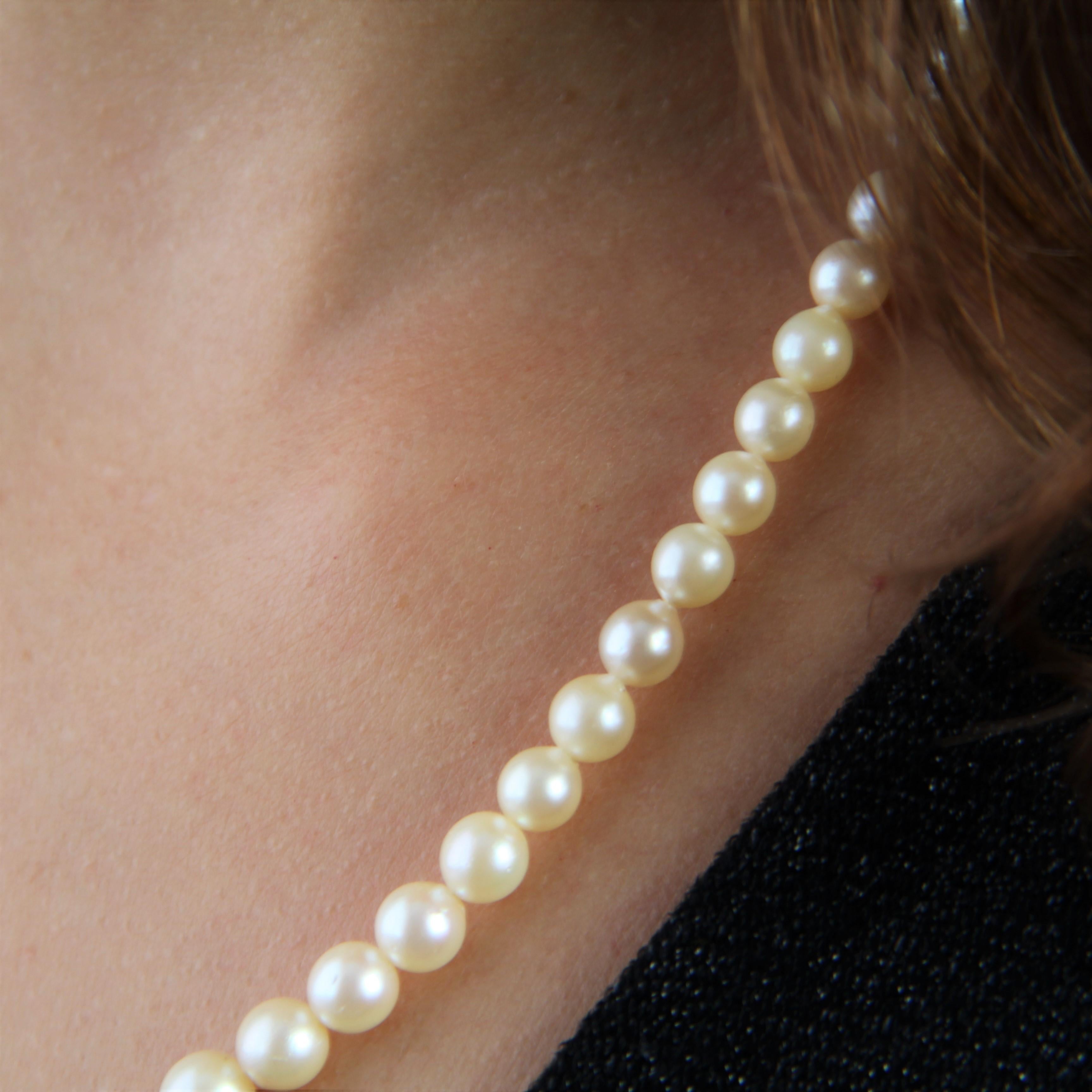 French 1970s Cultured Pearl 18 Karat White Gold Necklace For Sale 5