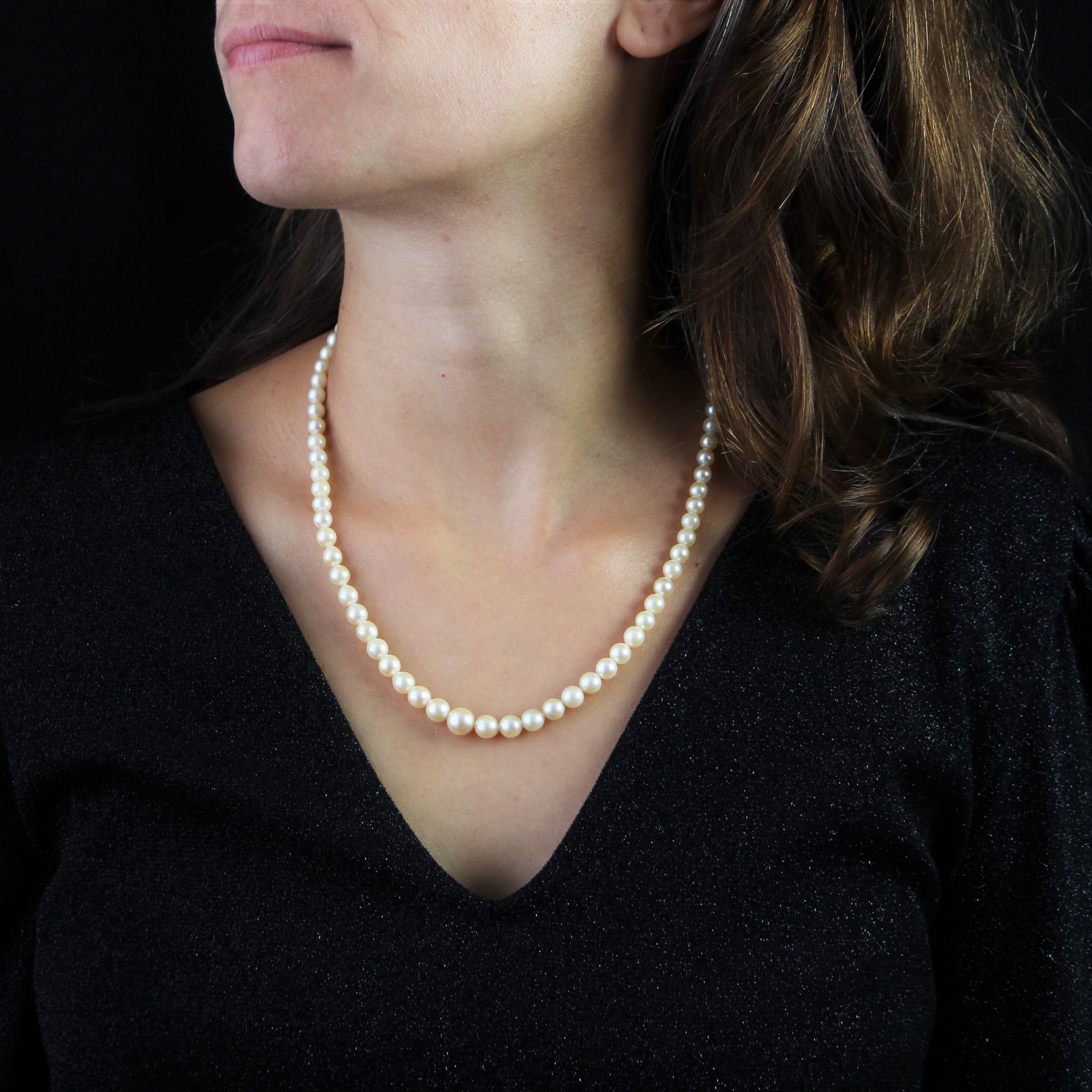Necklace of cultured pearls in fall, with pearly white orient.
The pearls are retained by a 18 karat white gold clasp, with safety, and decorated on its top of 3 half cultured pearls.
Diameter of pearls : from 3/3,5 mm to 7,5/8 mm.
Length : 45,5 cm