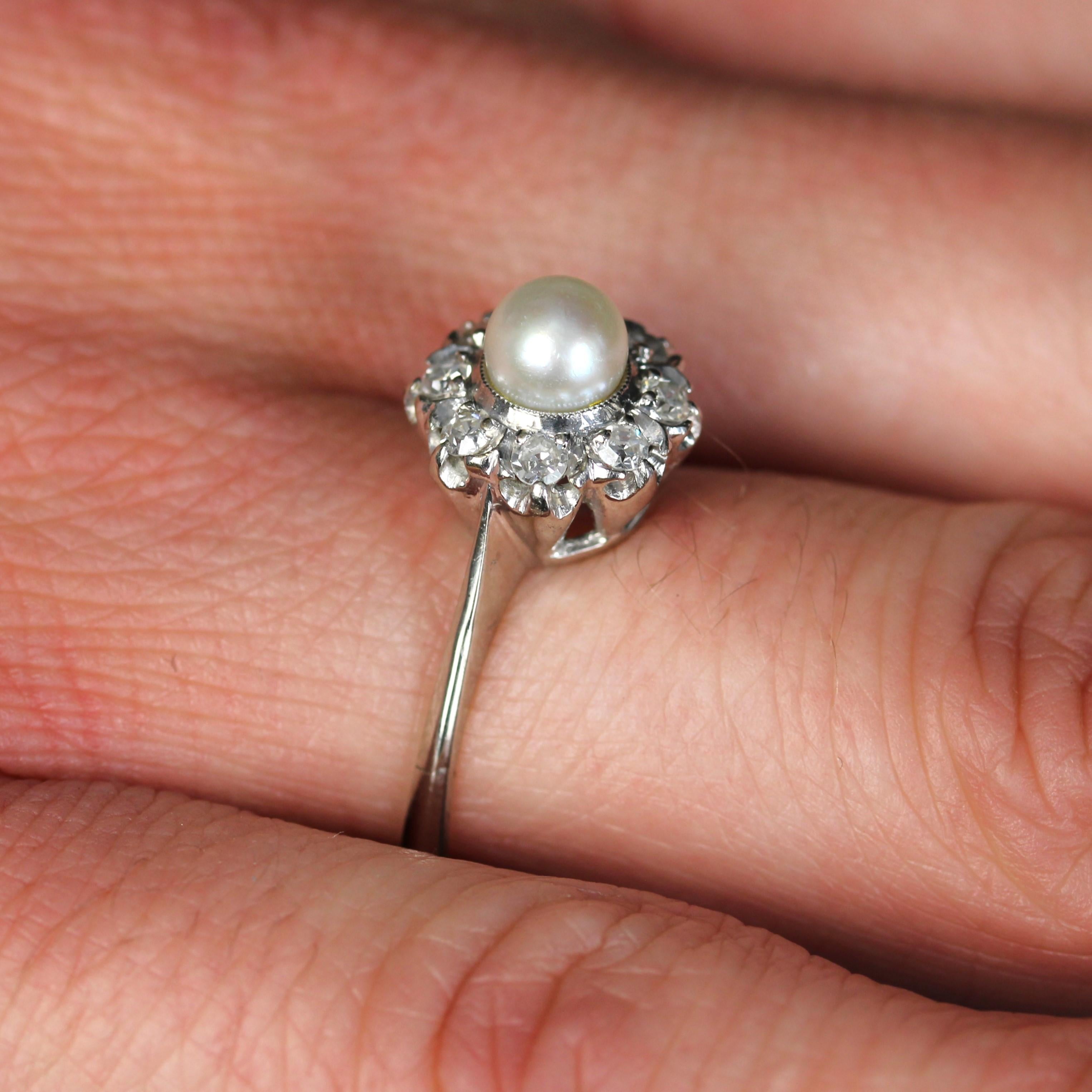 French 1970s Cultured Pearl Diamonds 18 Karat White Gold Daisy Ring For Sale 4