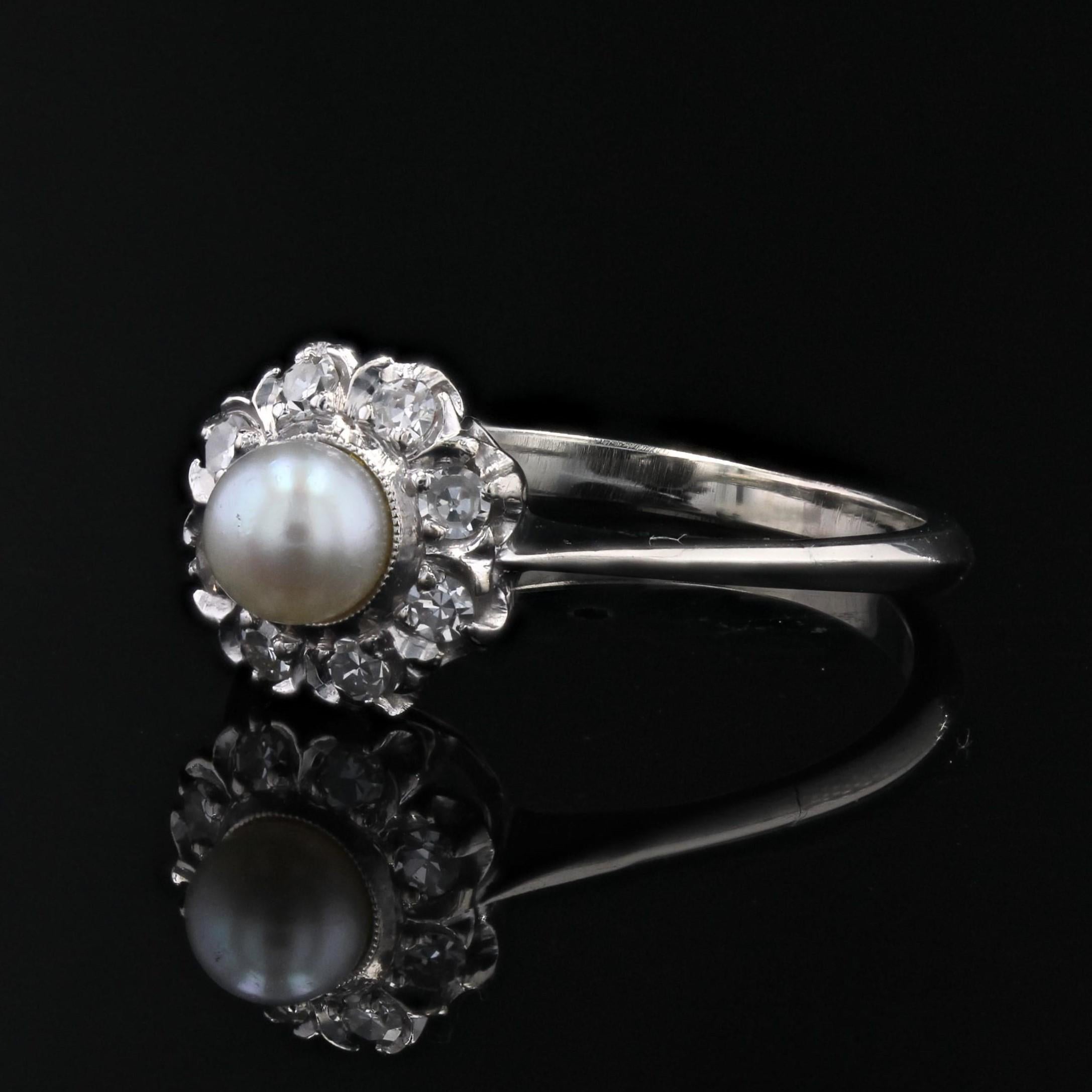 French 1970s Cultured Pearl Diamonds 18 Karat White Gold Daisy Ring In Good Condition For Sale In Poitiers, FR