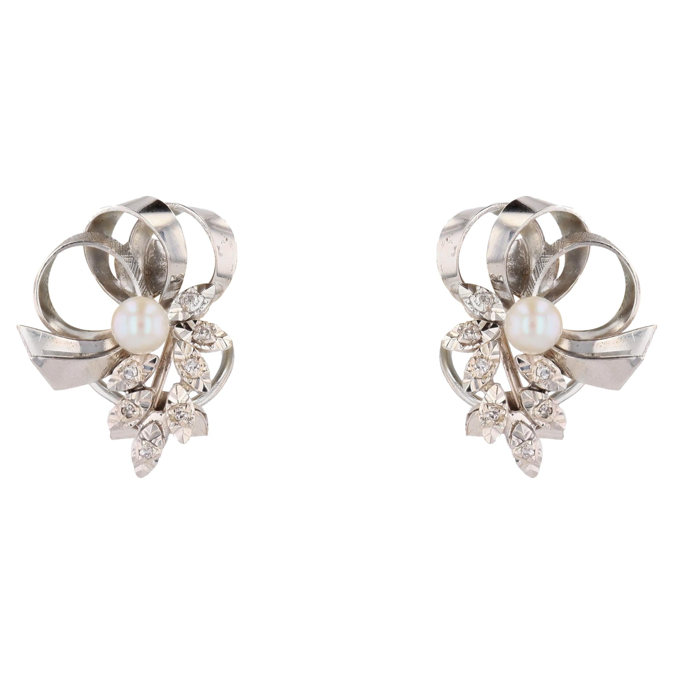 Orecchini francesi anni 
70 con perle coltivate e diamanti in oro bianco 18 carati in vendita