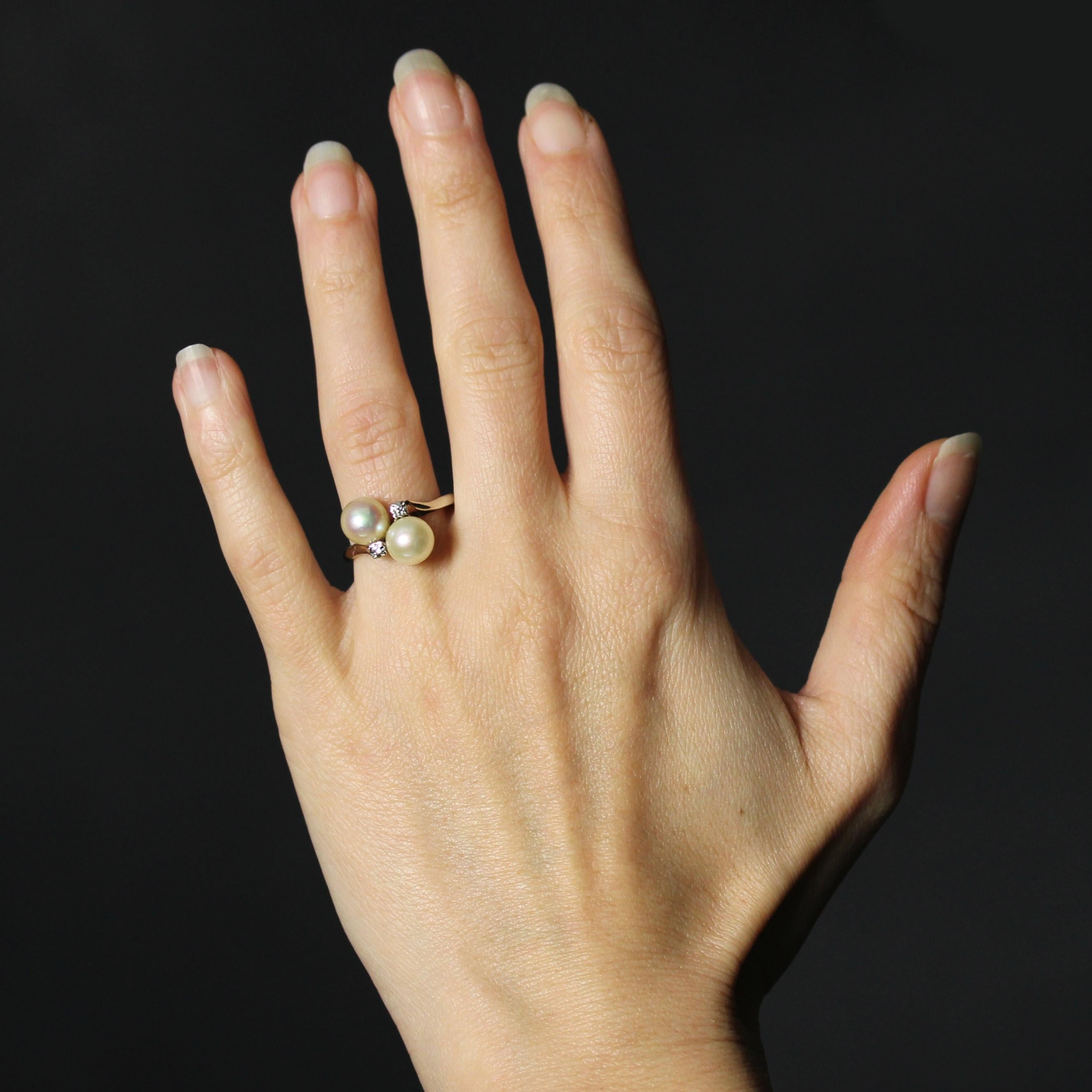 Ring in 18 karat white gold, eagle head hallmark.
This vintage ring features a duo of round, creamy-white pearly cultured pearls and two 8/8-cut diamonds in a star setting.
Diameter of the pearls : 7/7.5 mm approximately.
Height : 14 mm