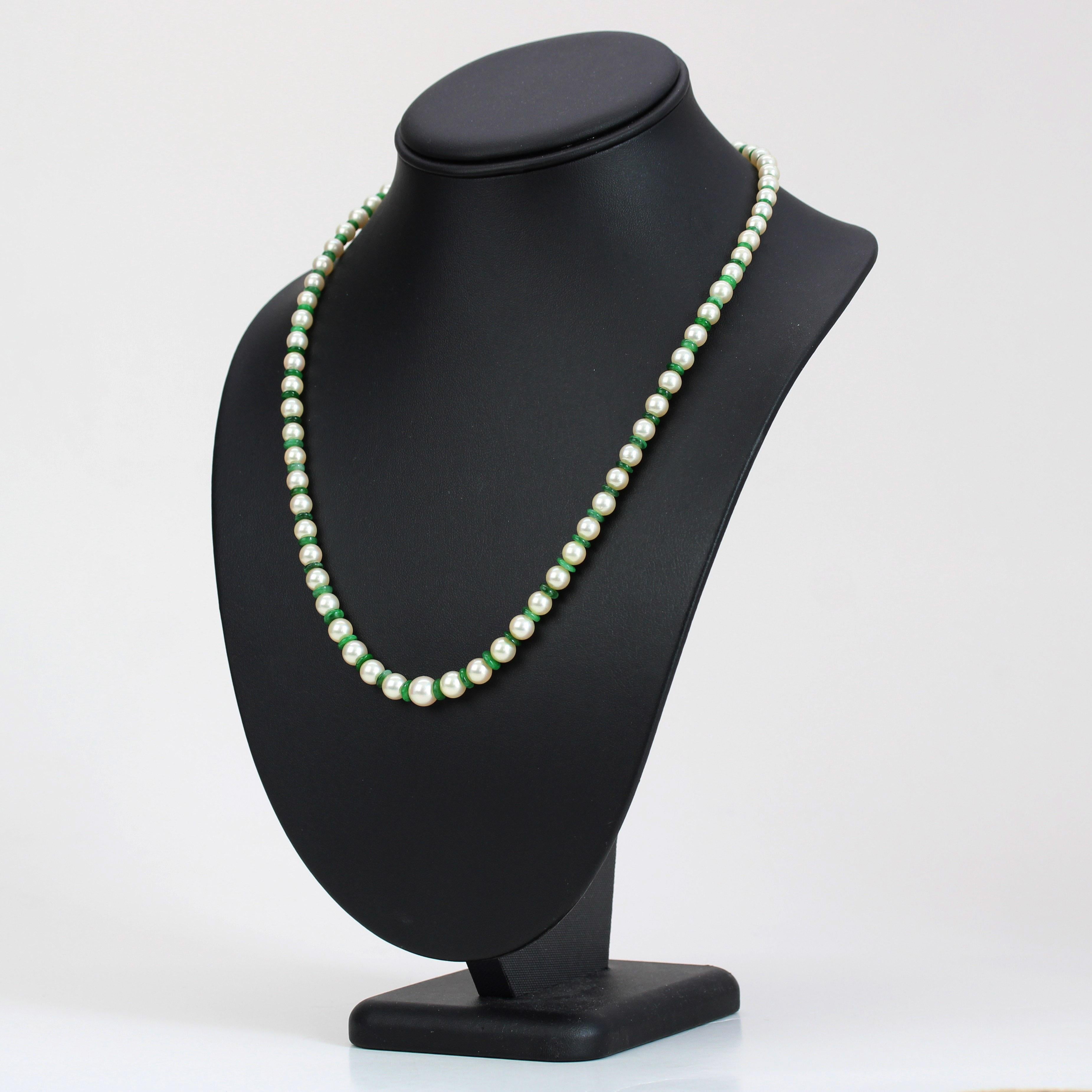 Collana francese anni '70 con perle coltivate, disco di giada e chiusura in oro bianco 18 carati in vendita 4