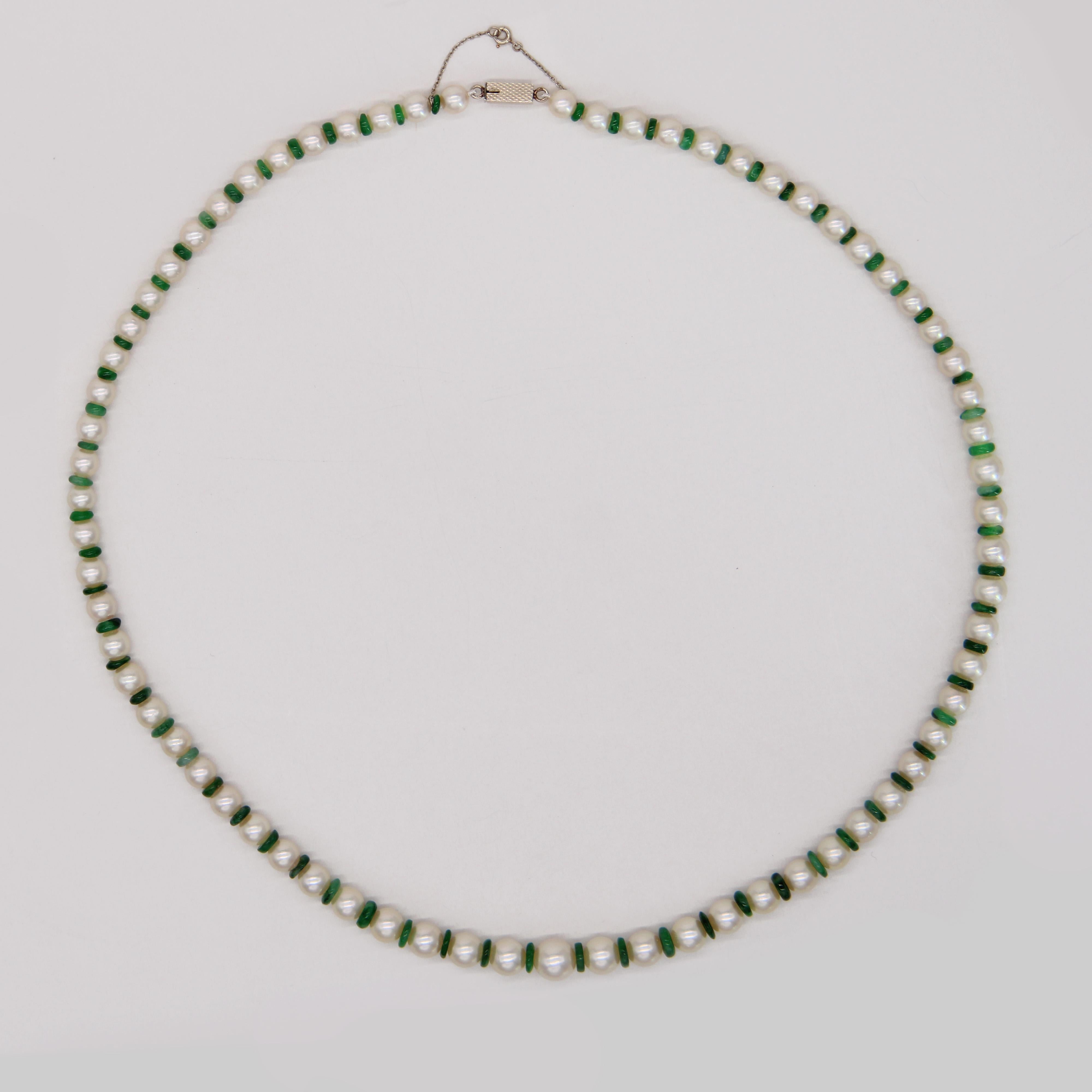 Collana francese anni '70 con perle coltivate, disco di giada e chiusura in oro bianco 18 carati in vendita 5