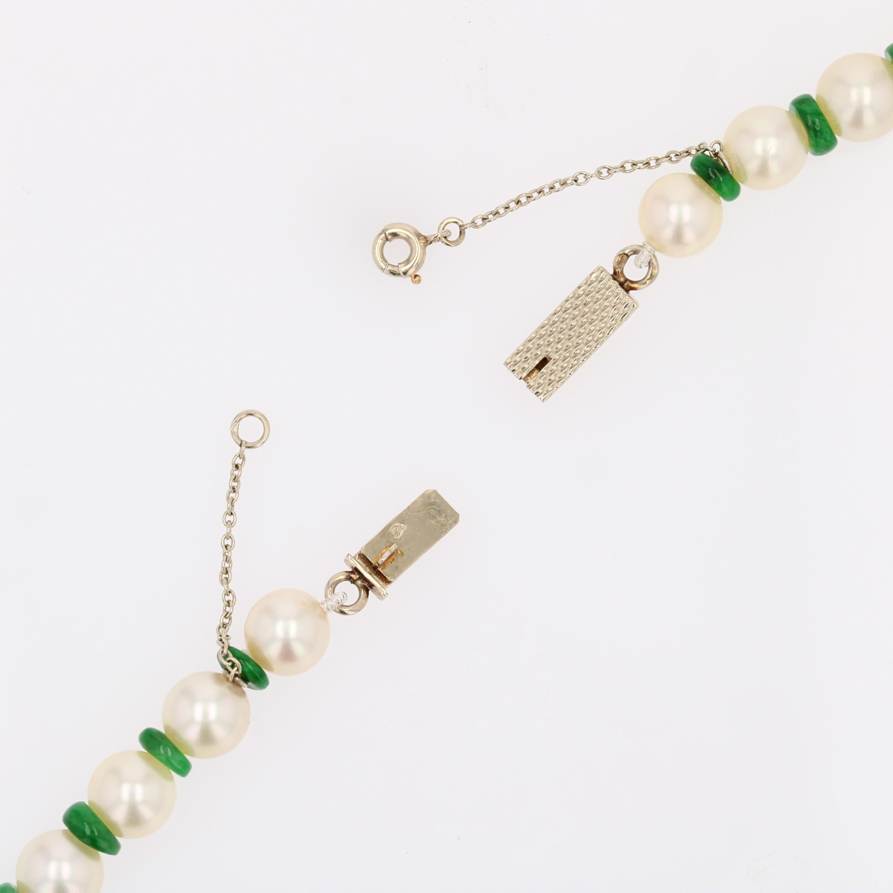 Collana francese anni '70 con perle coltivate, disco di giada e chiusura in oro bianco 18 carati in vendita 6