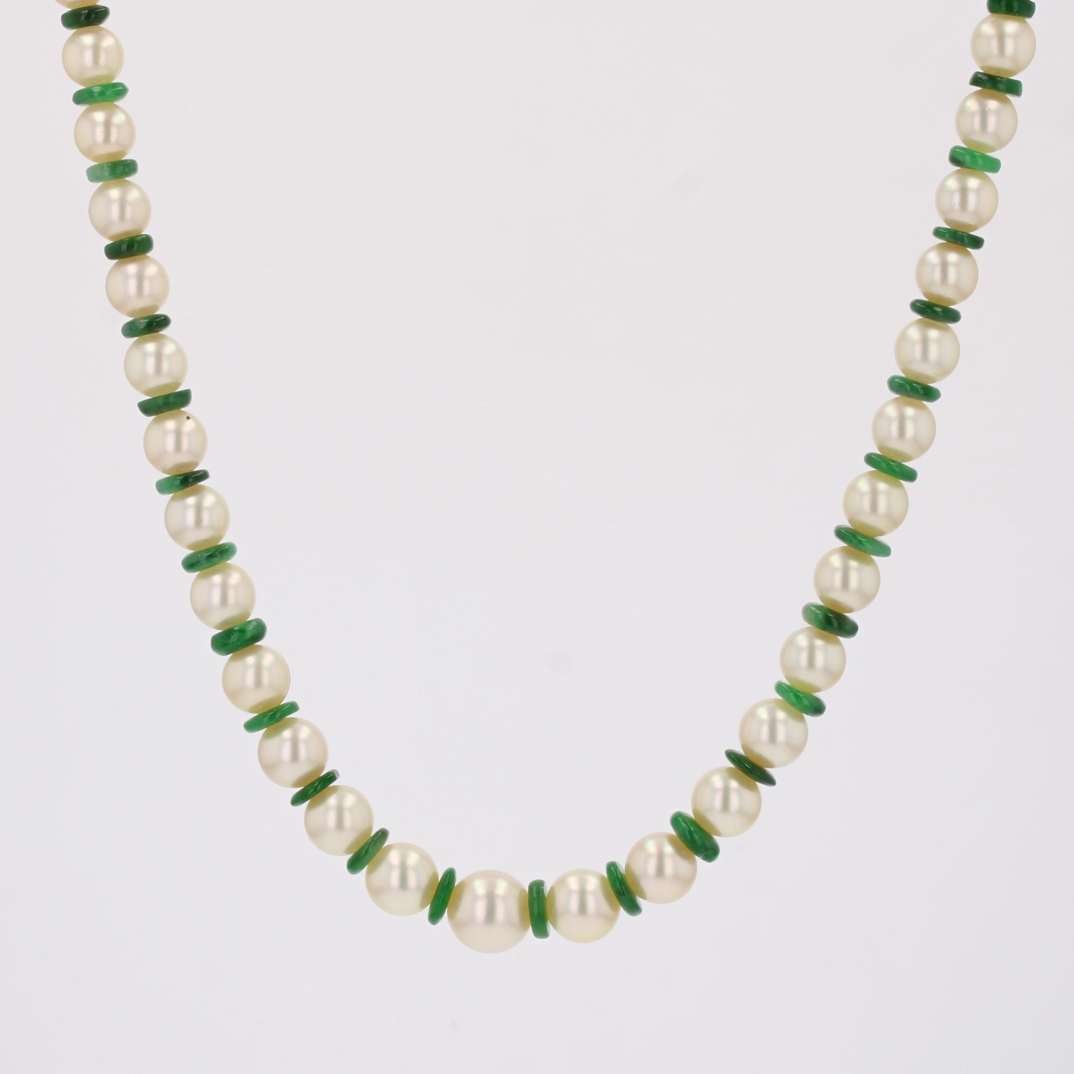 Collana francese anni '70 con perle coltivate, disco di giada e chiusura in oro bianco 18 carati in vendita 7