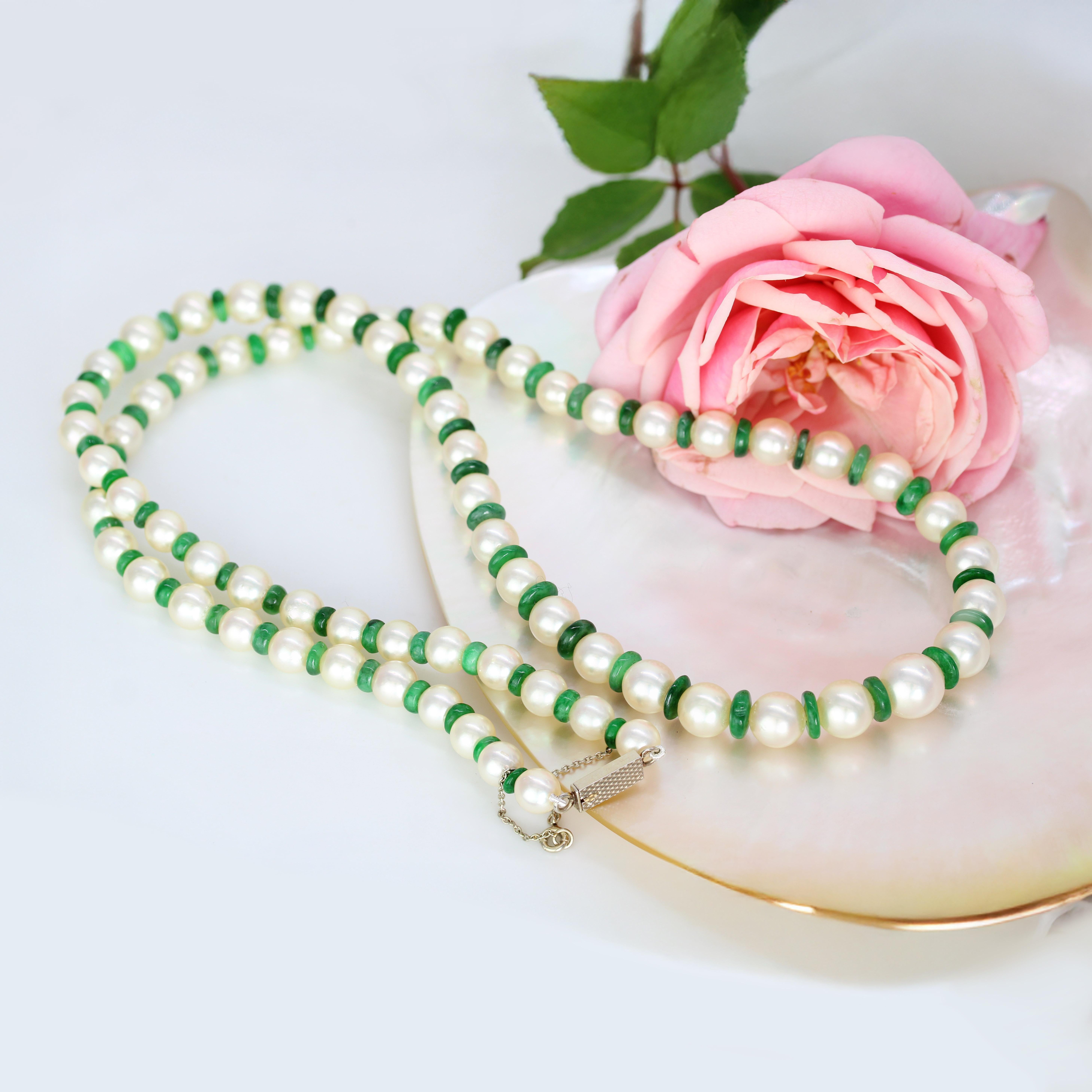 Rétro Collana francese anni '70 con perle coltivate, disco di giada e chiusura in oro bianco 18 carati in vendita