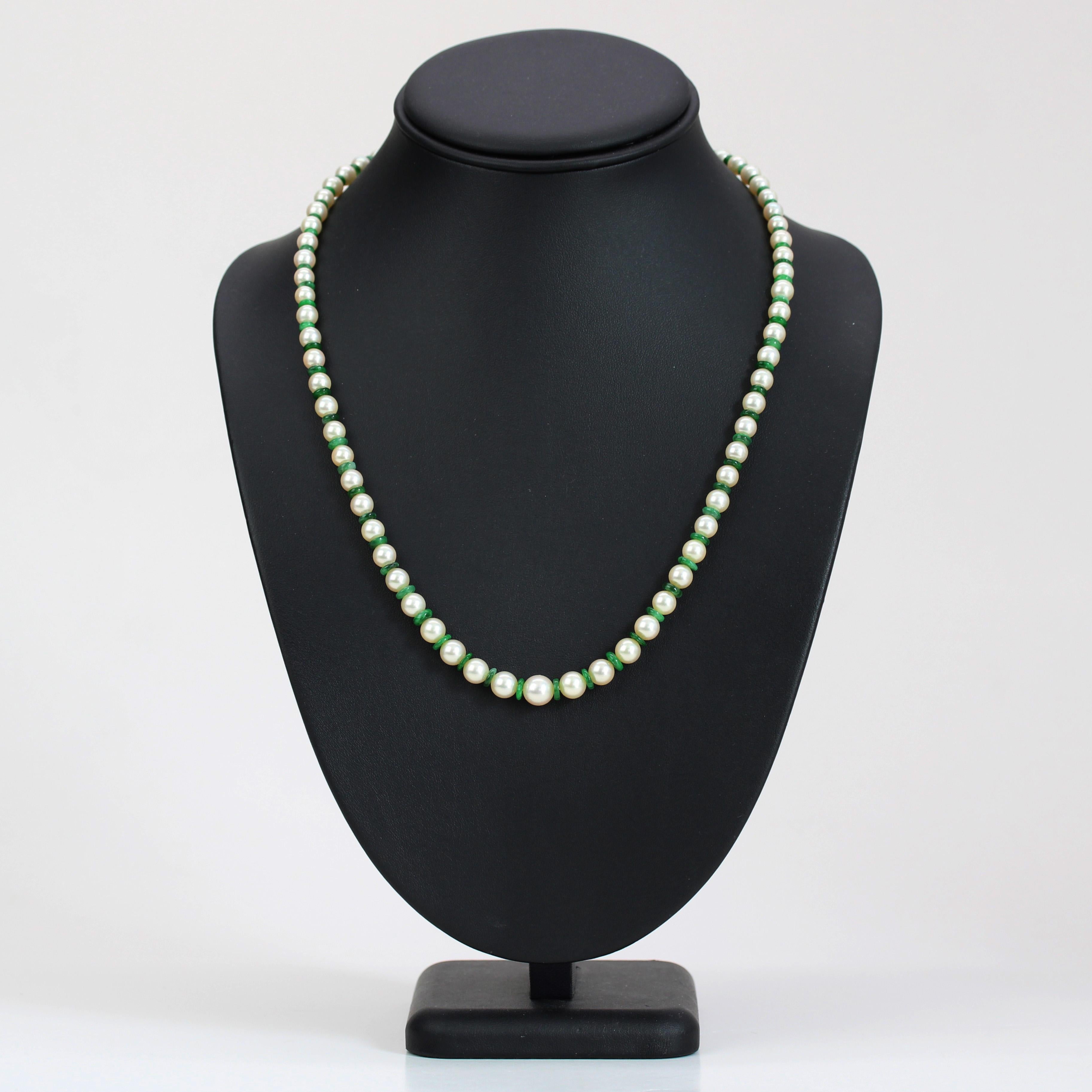 Collana francese anni '70 con perle coltivate, disco di giada e chiusura in oro bianco 18 carati in vendita 1