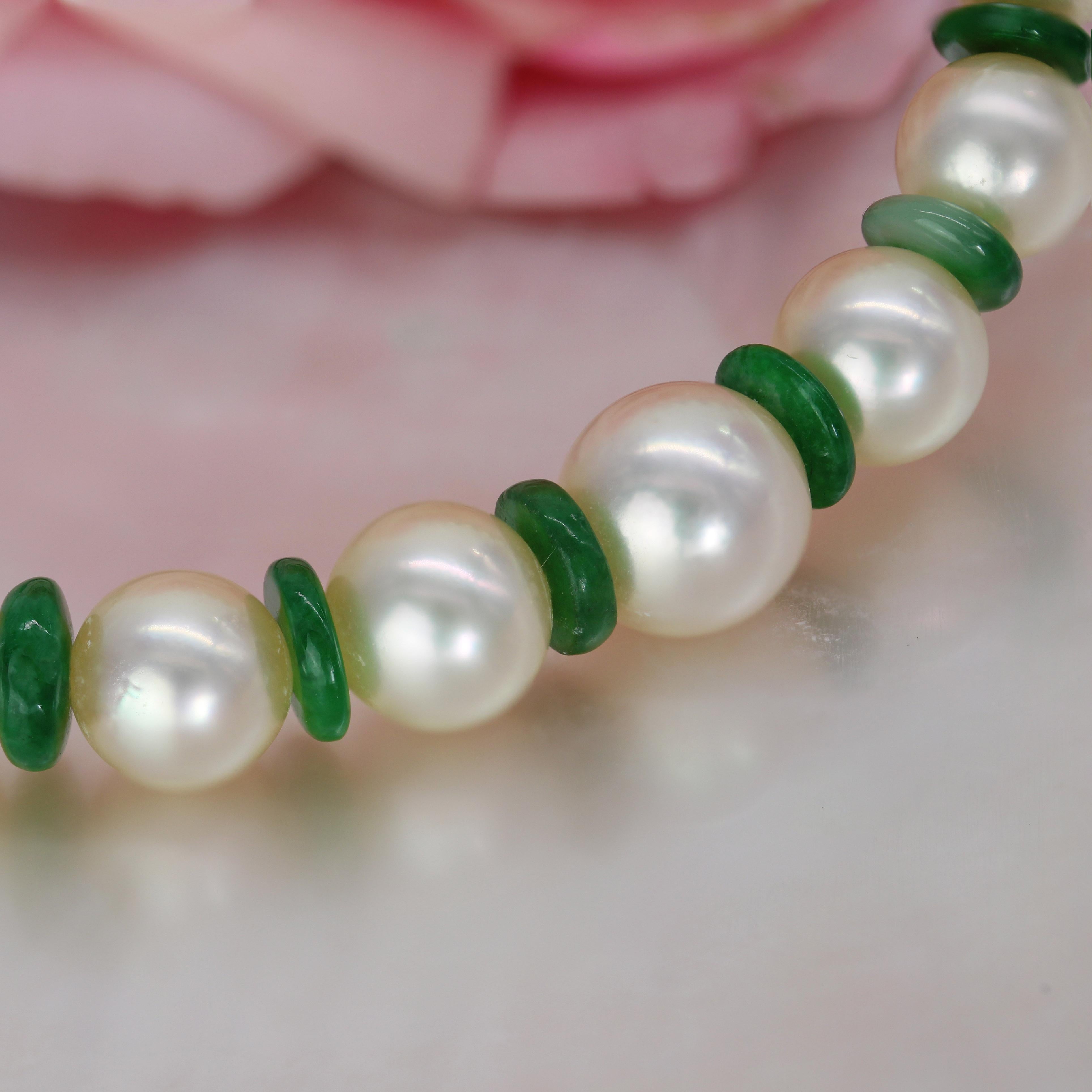 Collana francese anni '70 con perle coltivate, disco di giada e chiusura in oro bianco 18 carati in vendita 2