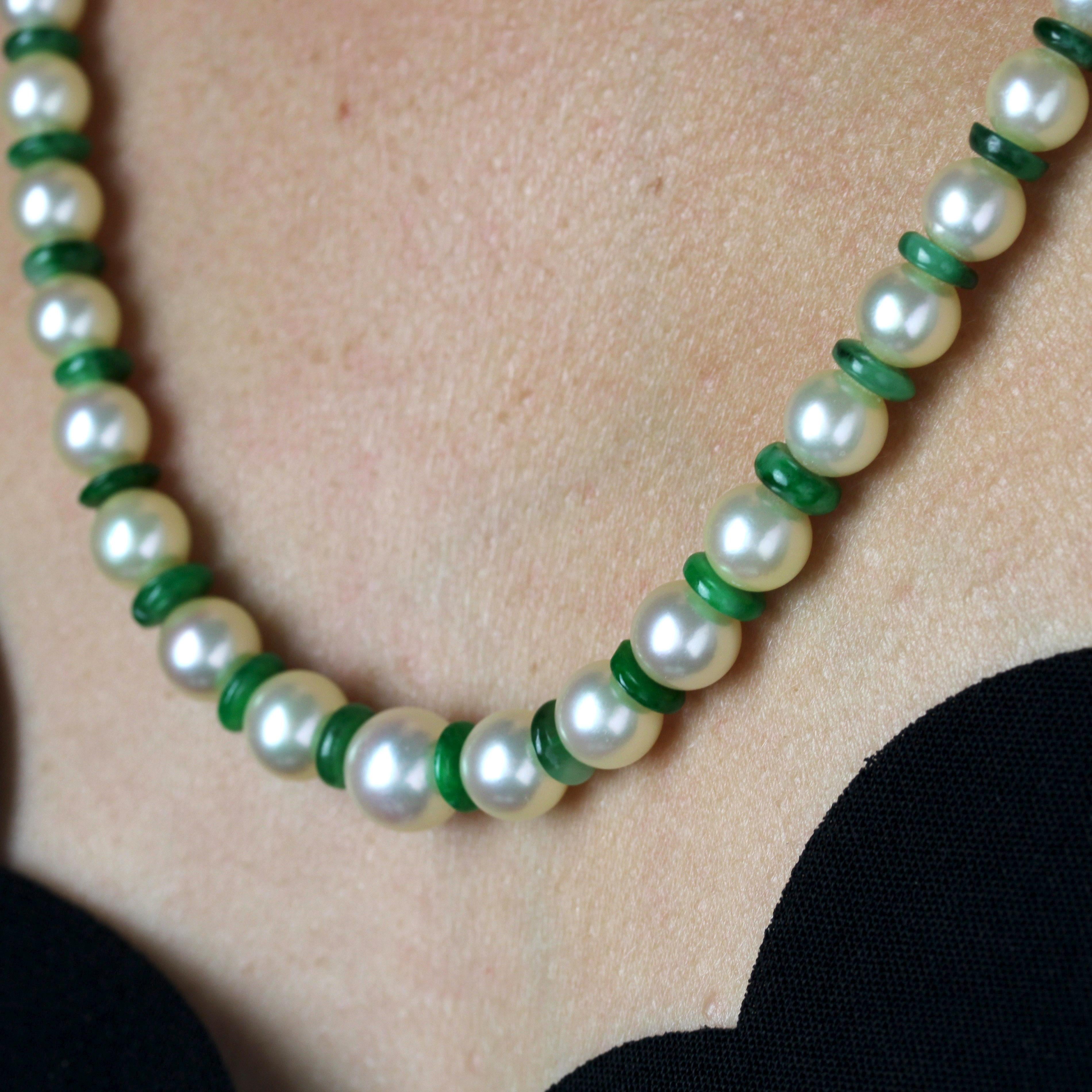 Collana francese anni '70 con perle coltivate, disco di giada e chiusura in oro bianco 18 carati in vendita 3