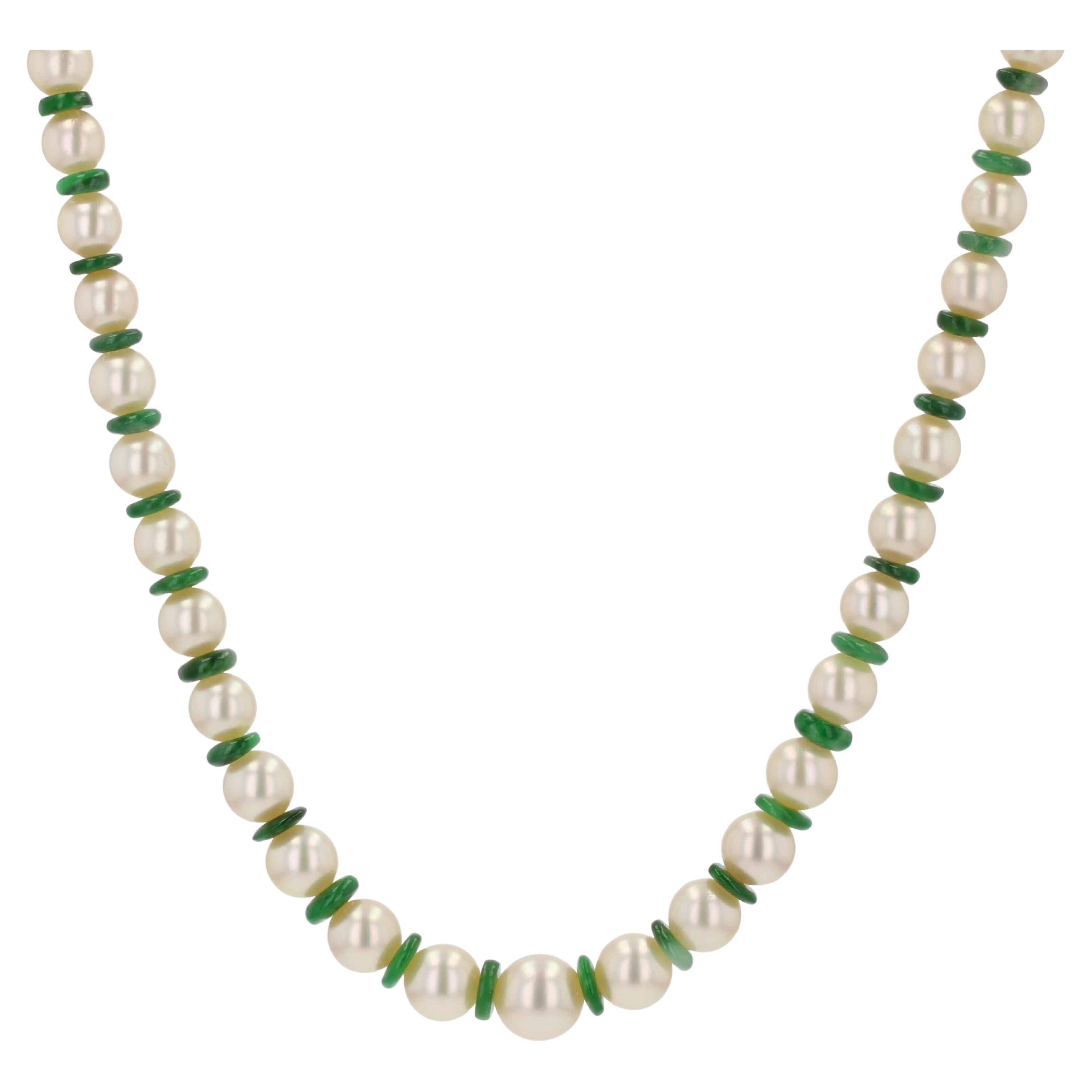 Collana francese anni '70 con perle coltivate, disco di giada e chiusura in oro bianco 18 carati