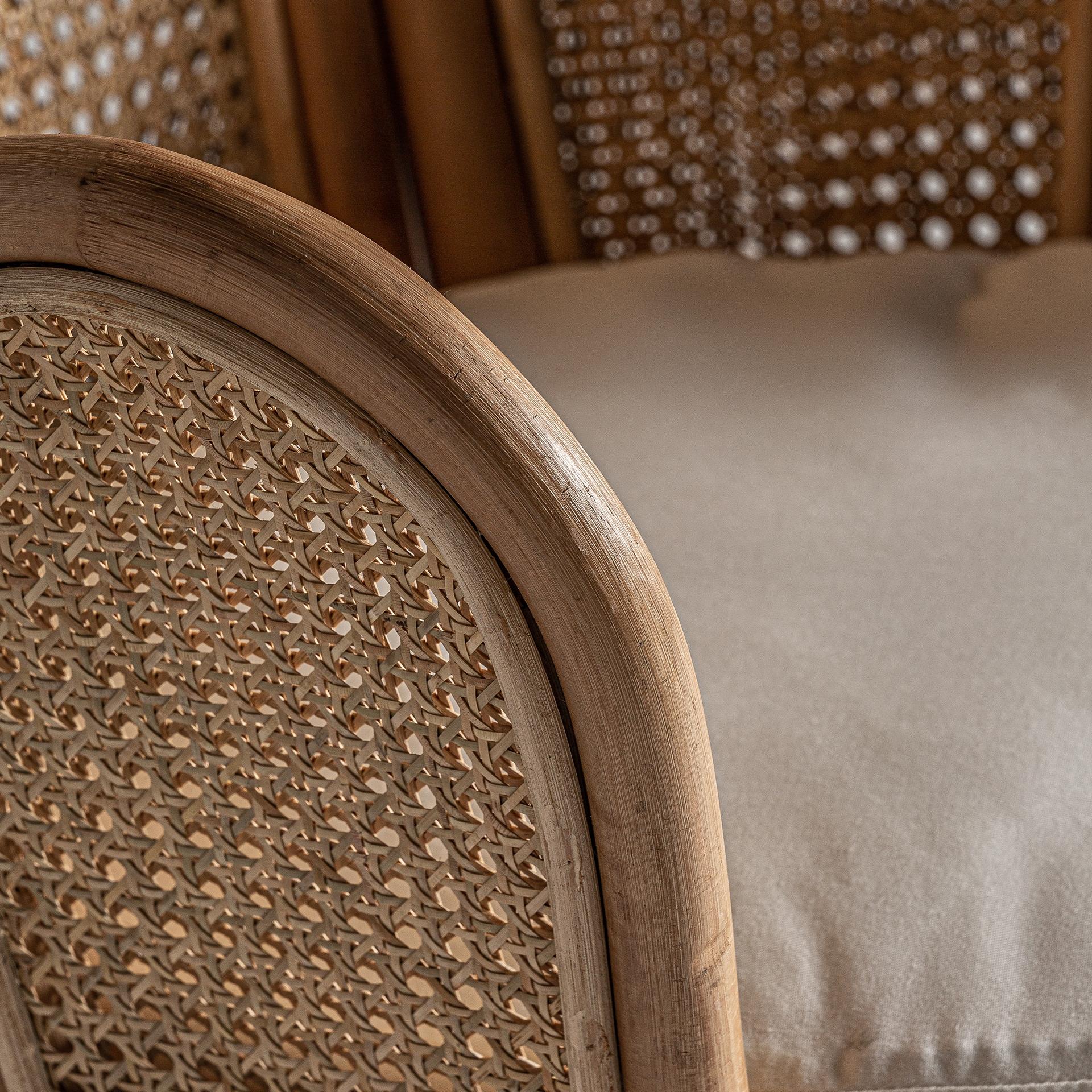Sculpturale et magnifique chaise à haut dossier en rotin et osier de style français des années 1970, avec un coussin rond en tissu de lin beige de 18,89 pouces de diamètre et une hauteur d'accoudoir de 30,30 pouces. Un superbe centre de table de