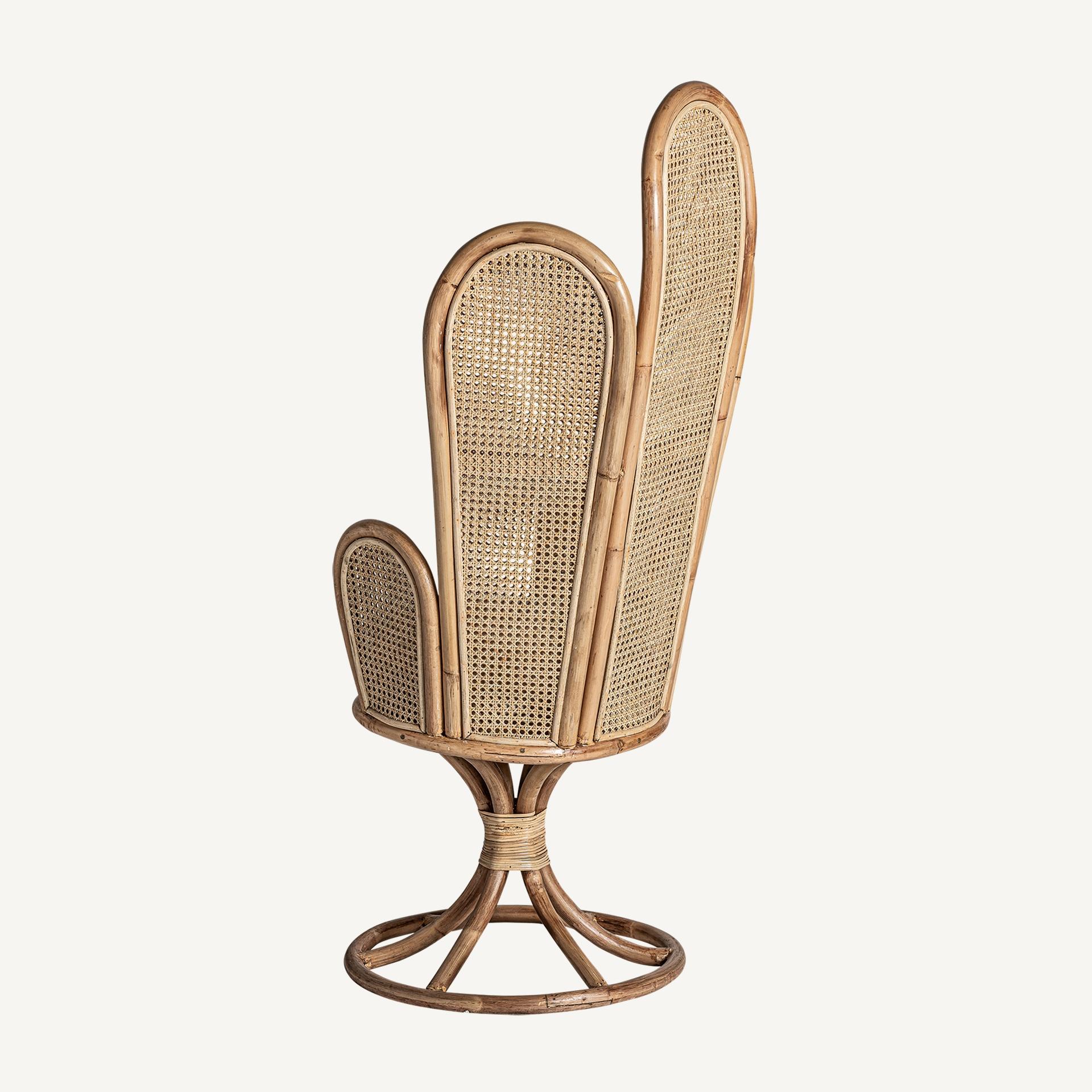 Tissu Chaise cannée en rotin et osier, style français des années 1970, fabriquée à la main en vente