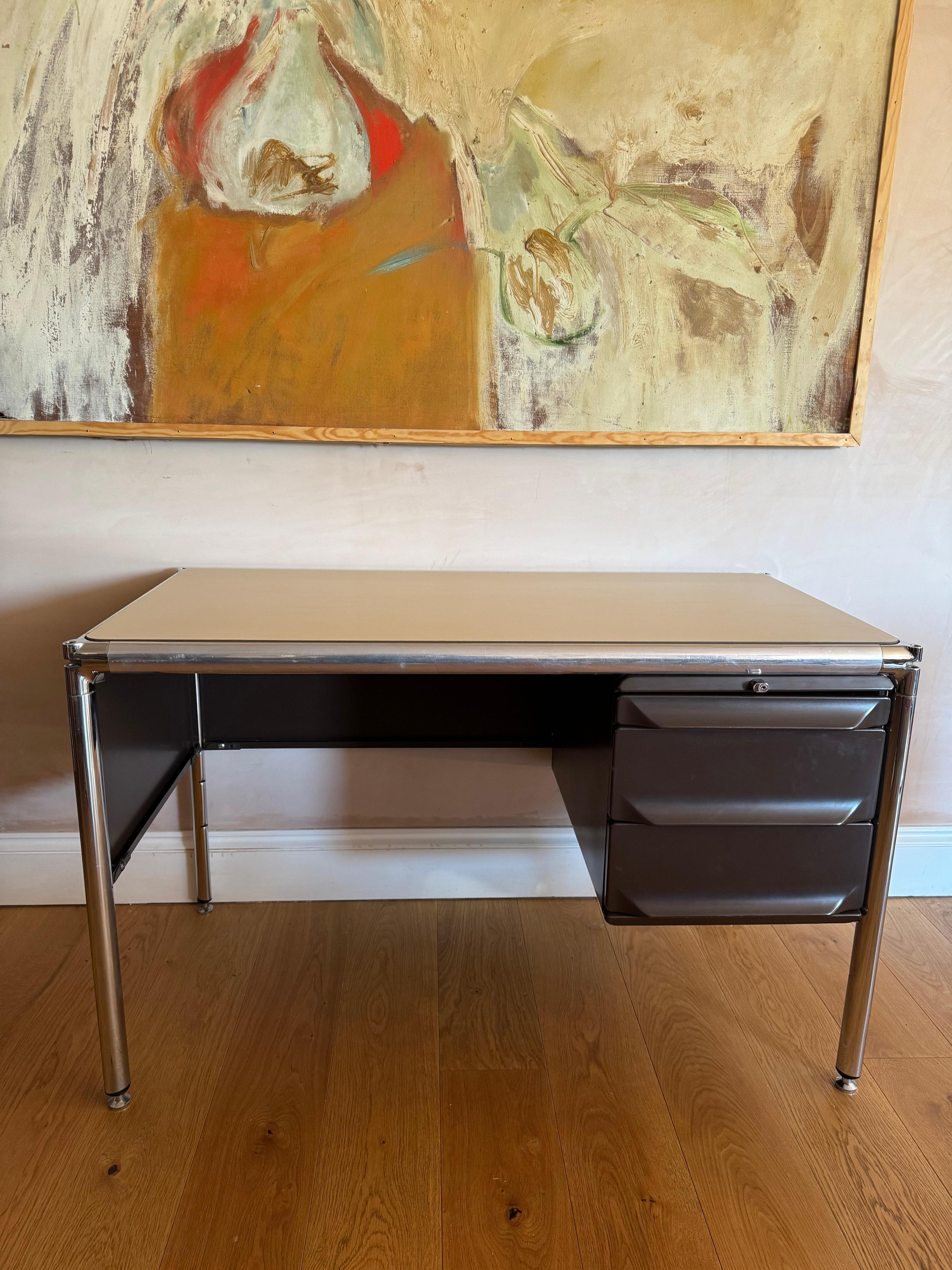 Scrivania di design francese del 1979 in metallo e cromo di Roneo Paris.