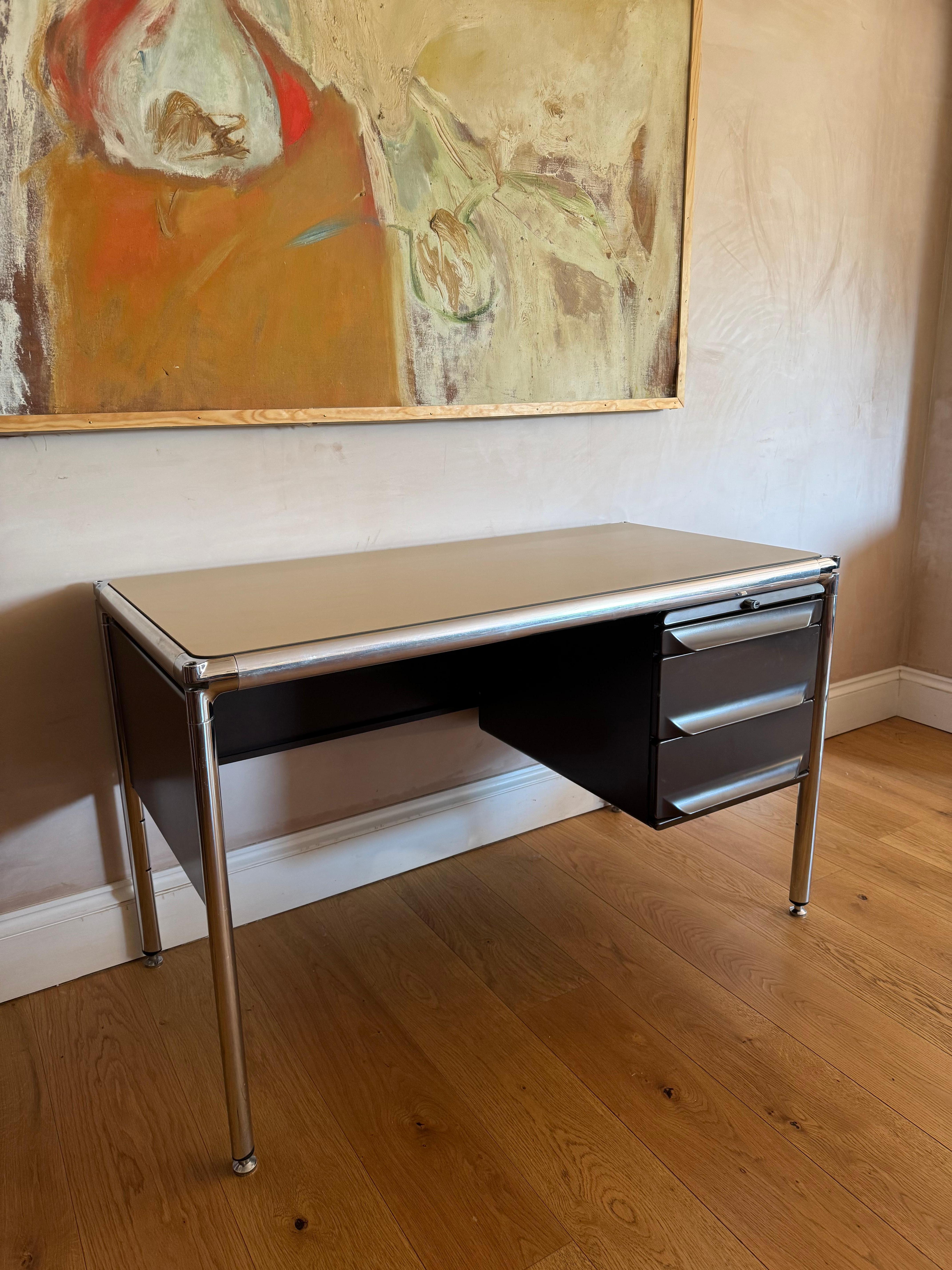 Mid-Century moderno Scrivania francese di design degli anni '70 in vendita
