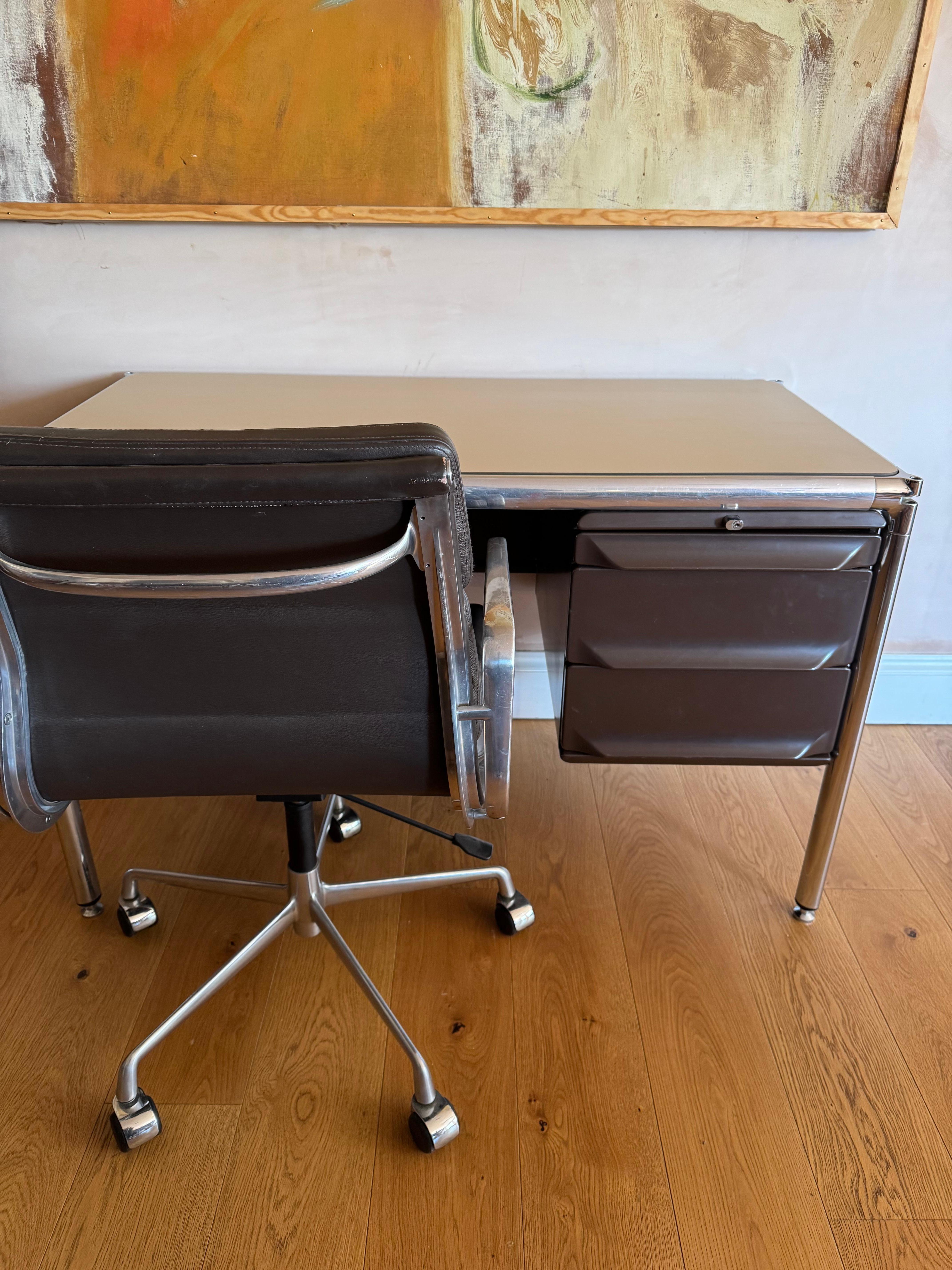 Placcato Scrivania francese di design degli anni '70 in vendita