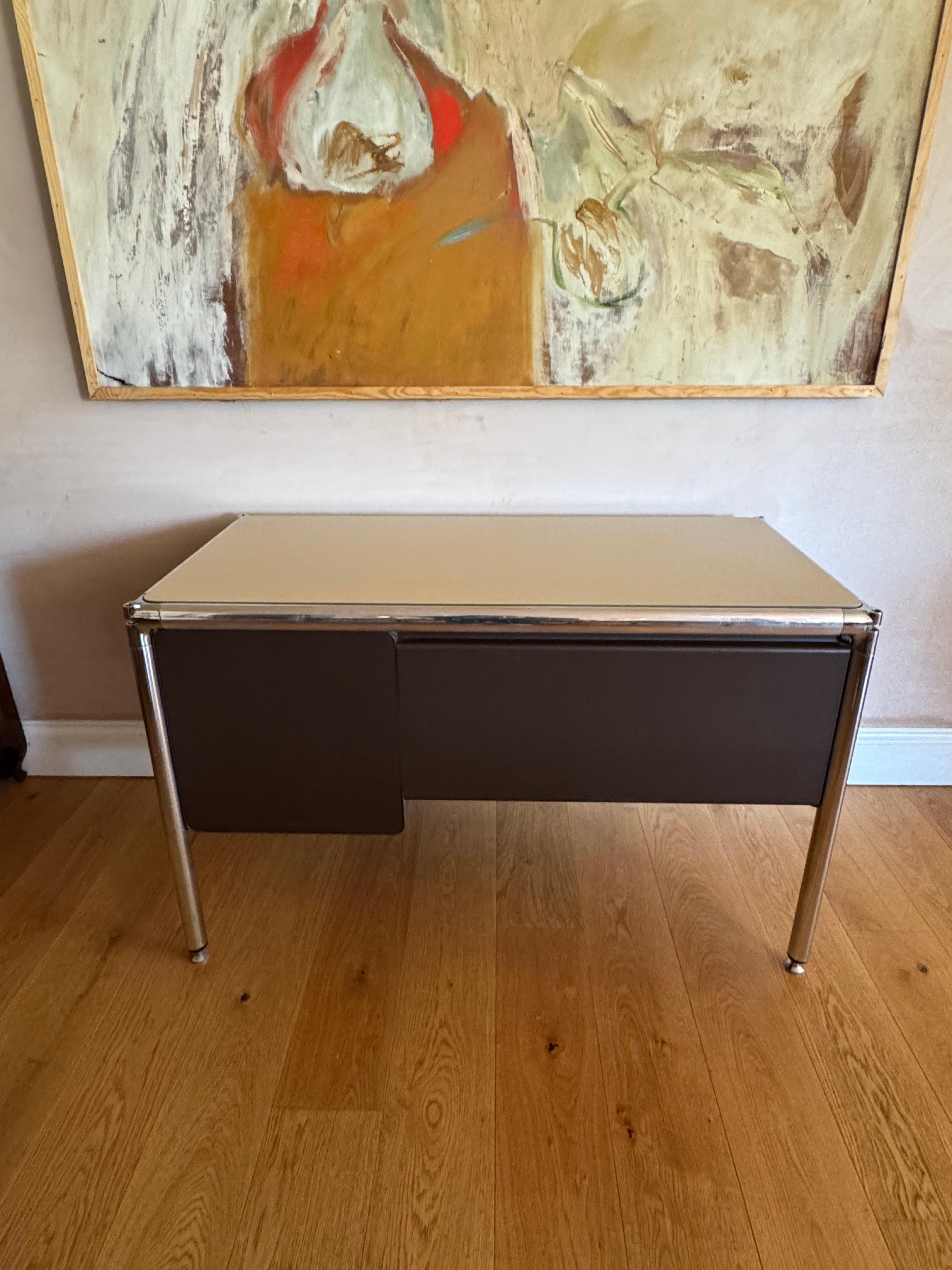 Metallo Scrivania francese di design degli anni '70 in vendita