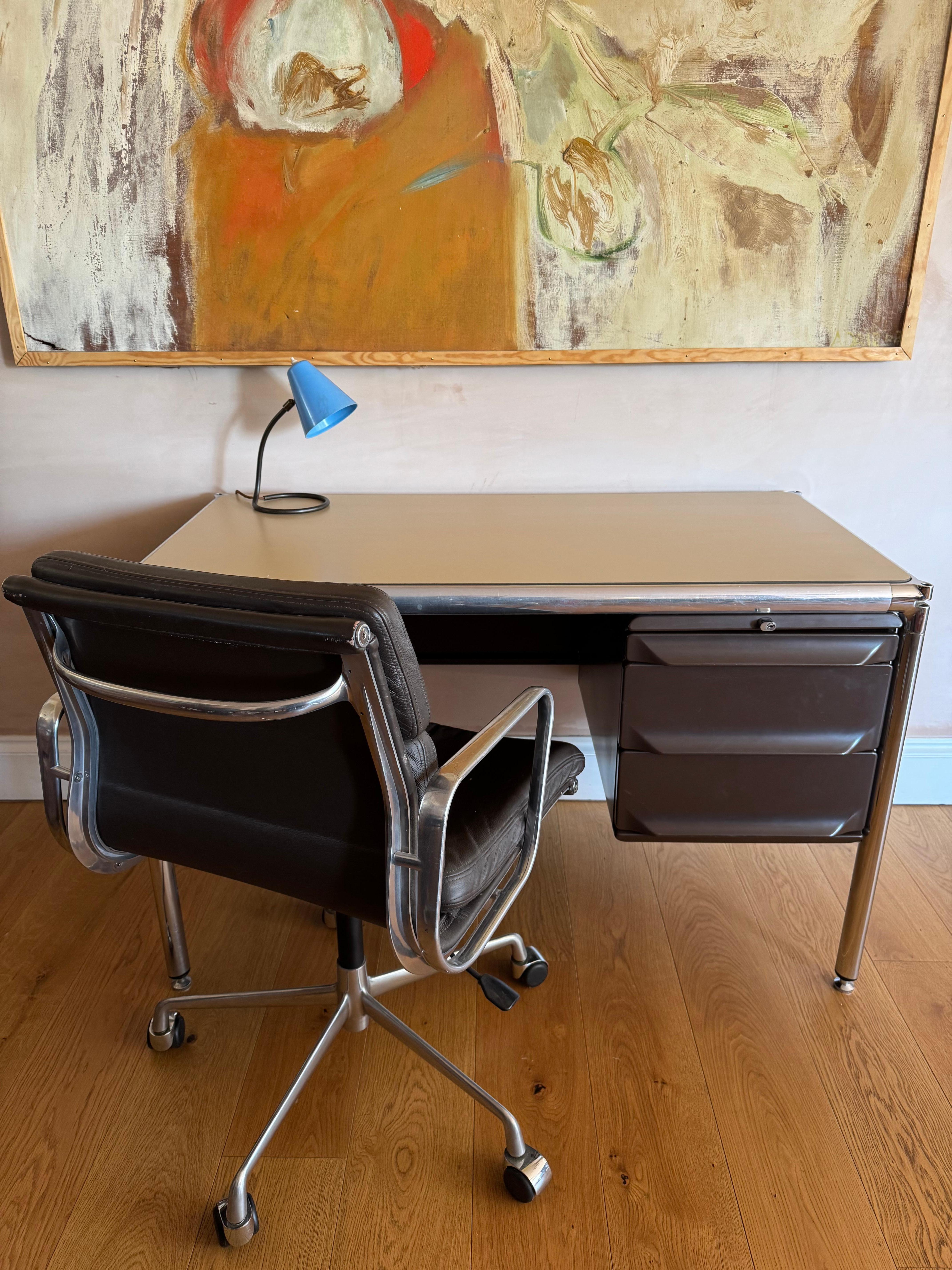 Scrivania francese di design degli anni '70 in vendita 1