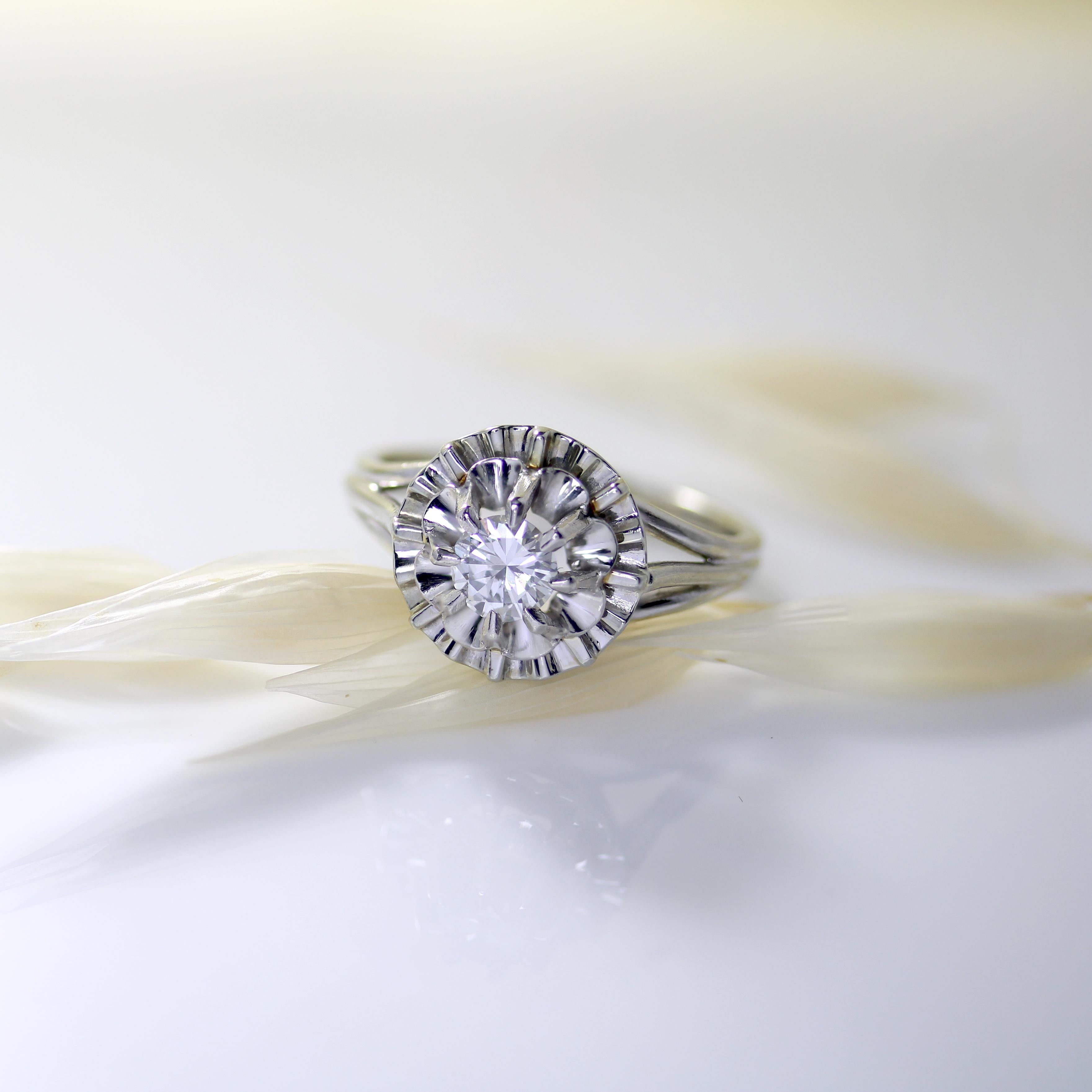 Retro French 1970s Diamond 18 Karat White Gold Platinum Flower Ring For Sale