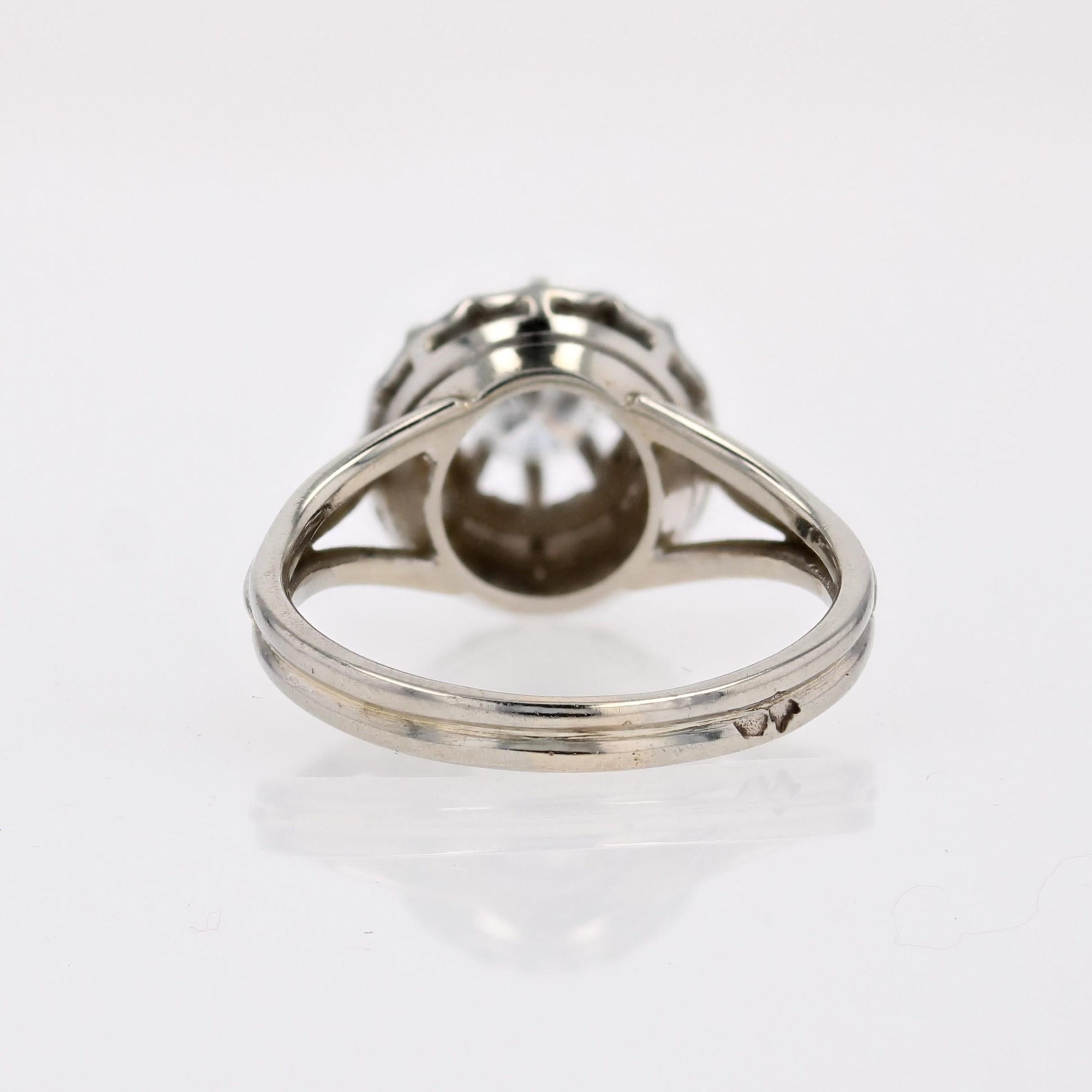 French 1970s Diamond 18 Karat White Gold Platinum Flower Ring For Sale 1