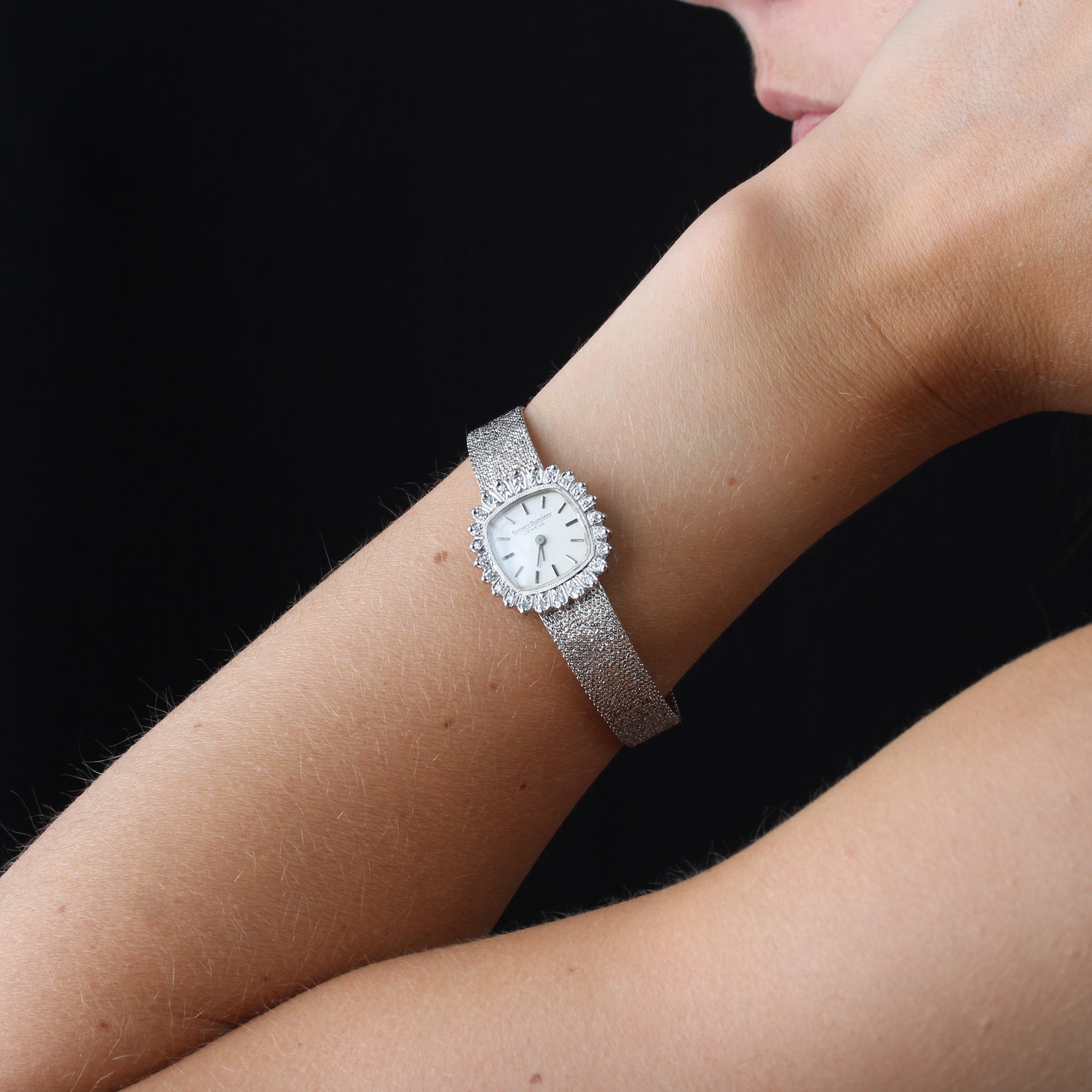 Watch in 18 karat white gold, eagle head hallmark.
Ladies' watch, square case with rounded corners, surrounded by chased decoration set with 8/8-cut diamonds, light gray caseback marked Berney Blondeau. The bracelet falls to the ladder clasp with