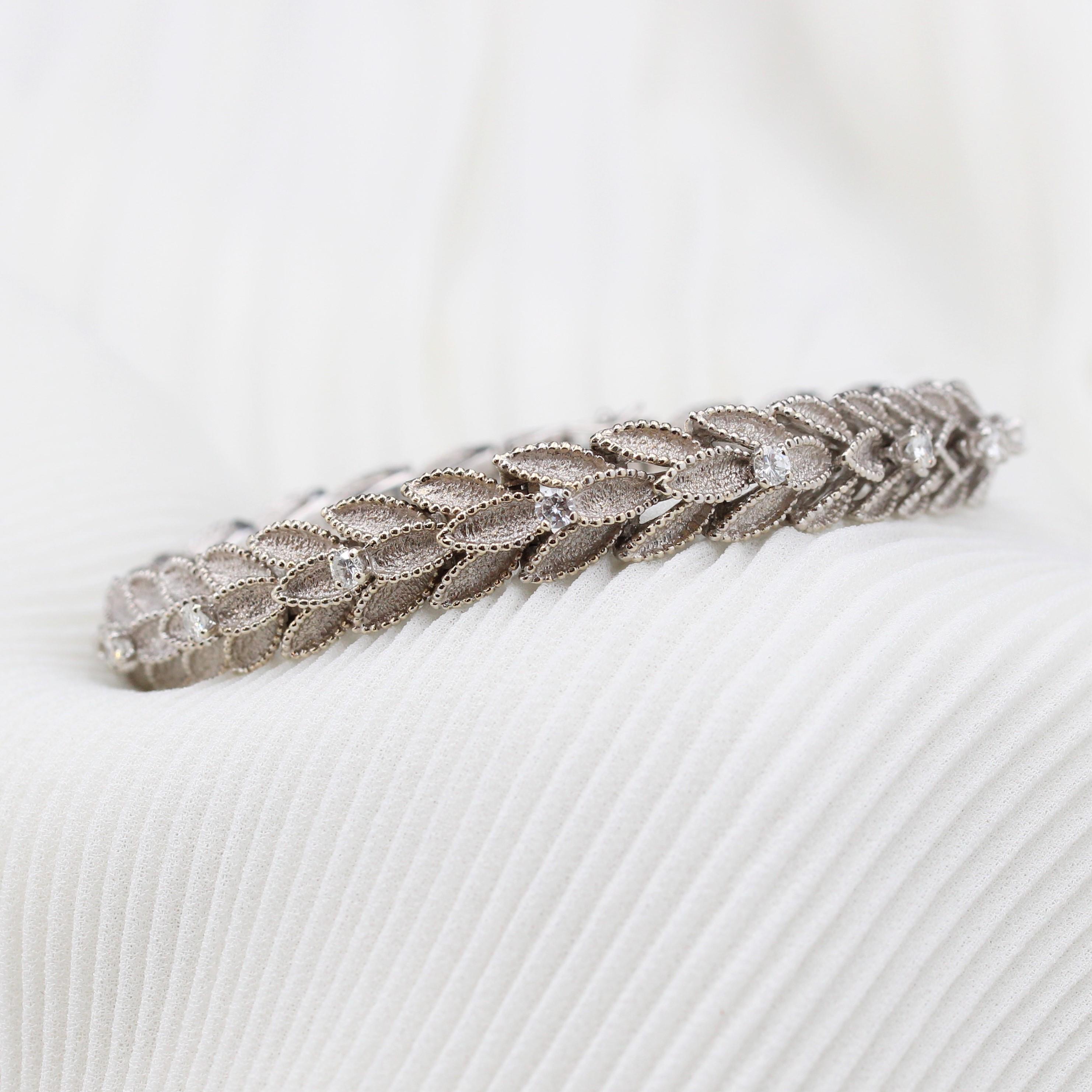French 1970s Diamonds 18 Karat White Gold Feather Bracelet In Excellent Condition In Poitiers, FR