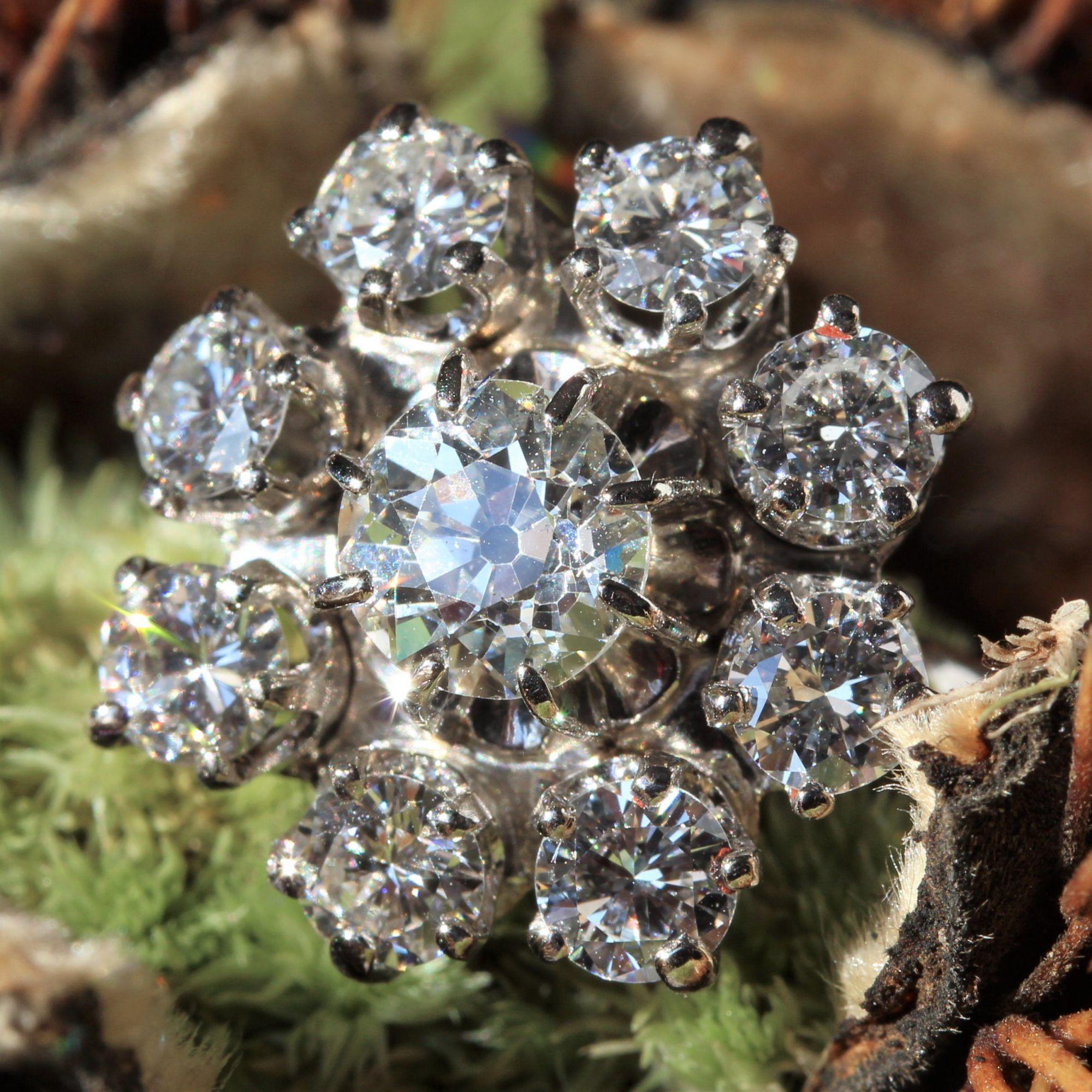 French 1970s Diamonds 18 Karat White Gold Flower Ring 1