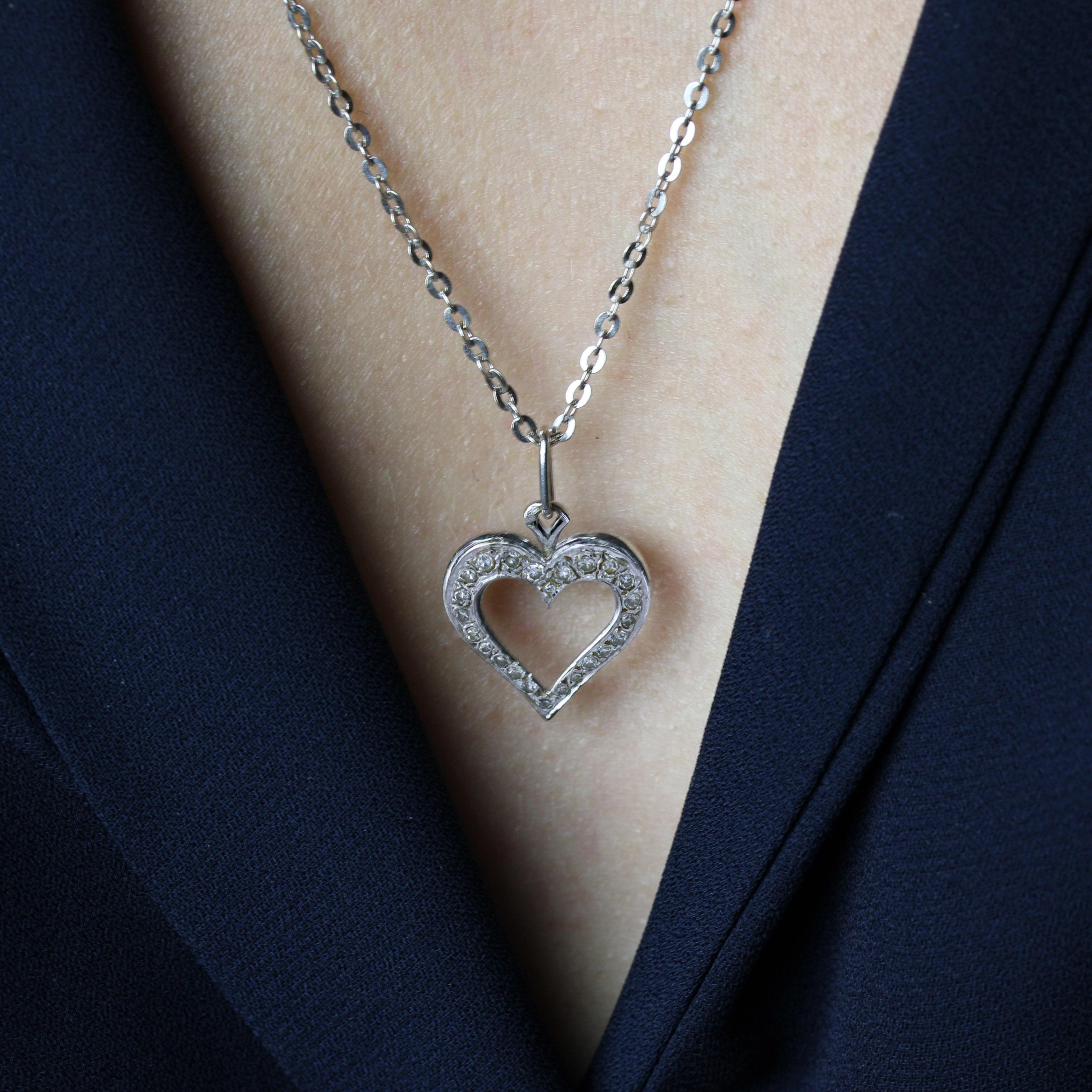 Donna Collana con ciondolo a cuore e catena in oro bianco 18 carati con diamanti francesi degli anni '70 in vendita