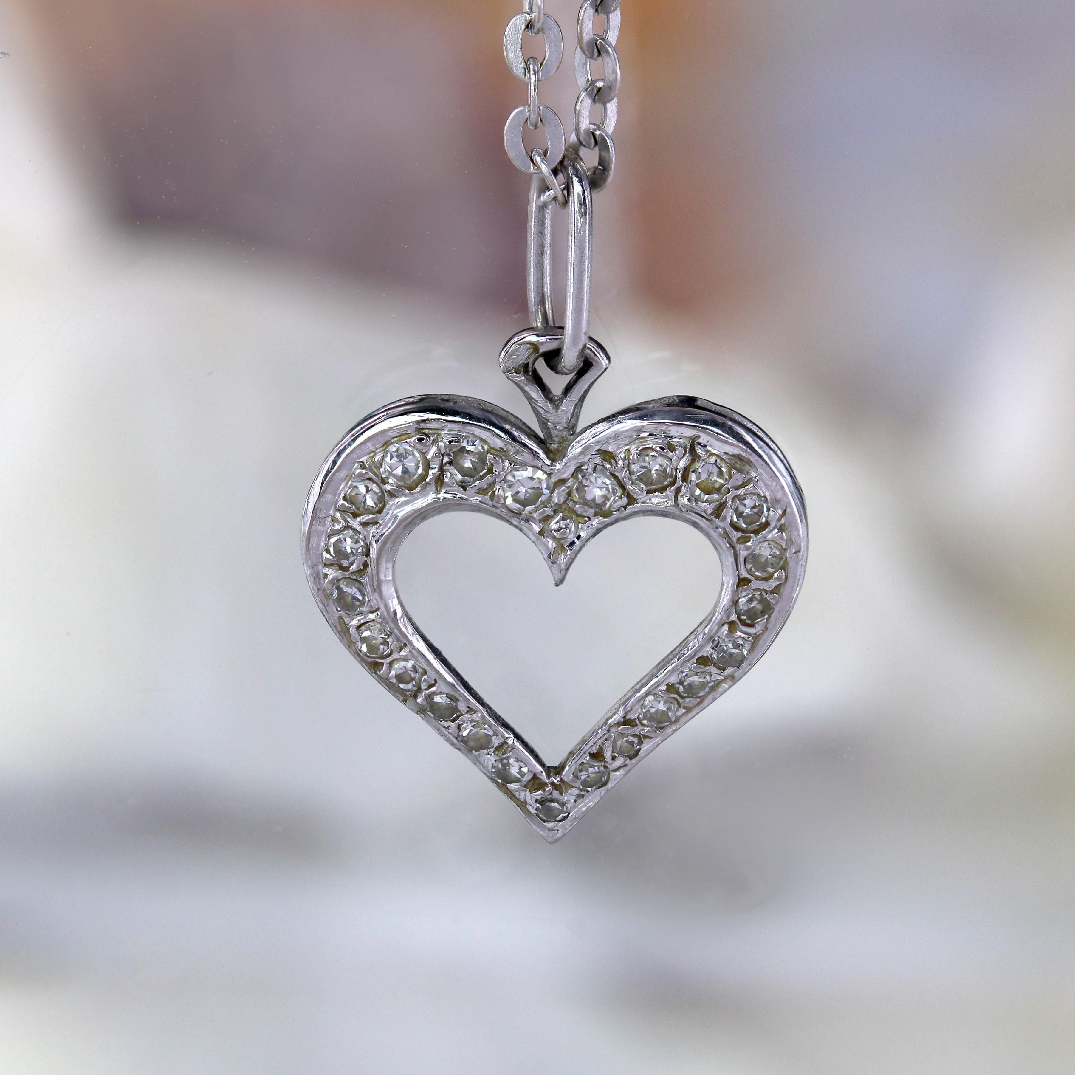 Collana con ciondolo a cuore e catena in oro bianco 18 carati con diamanti francesi degli anni '70 in vendita 1
