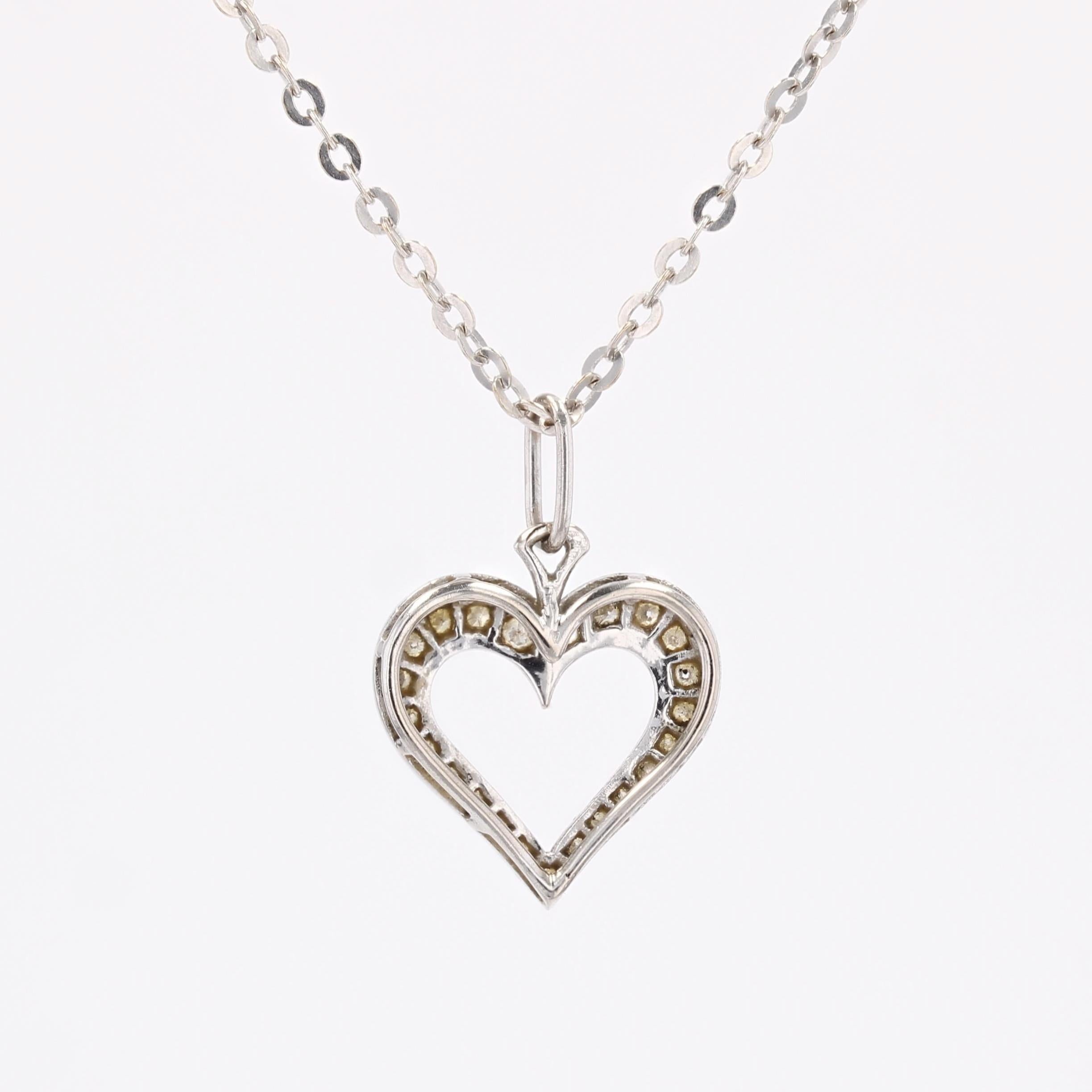 Collana con ciondolo a cuore e catena in oro bianco 18 carati con diamanti francesi degli anni '70 in vendita 2