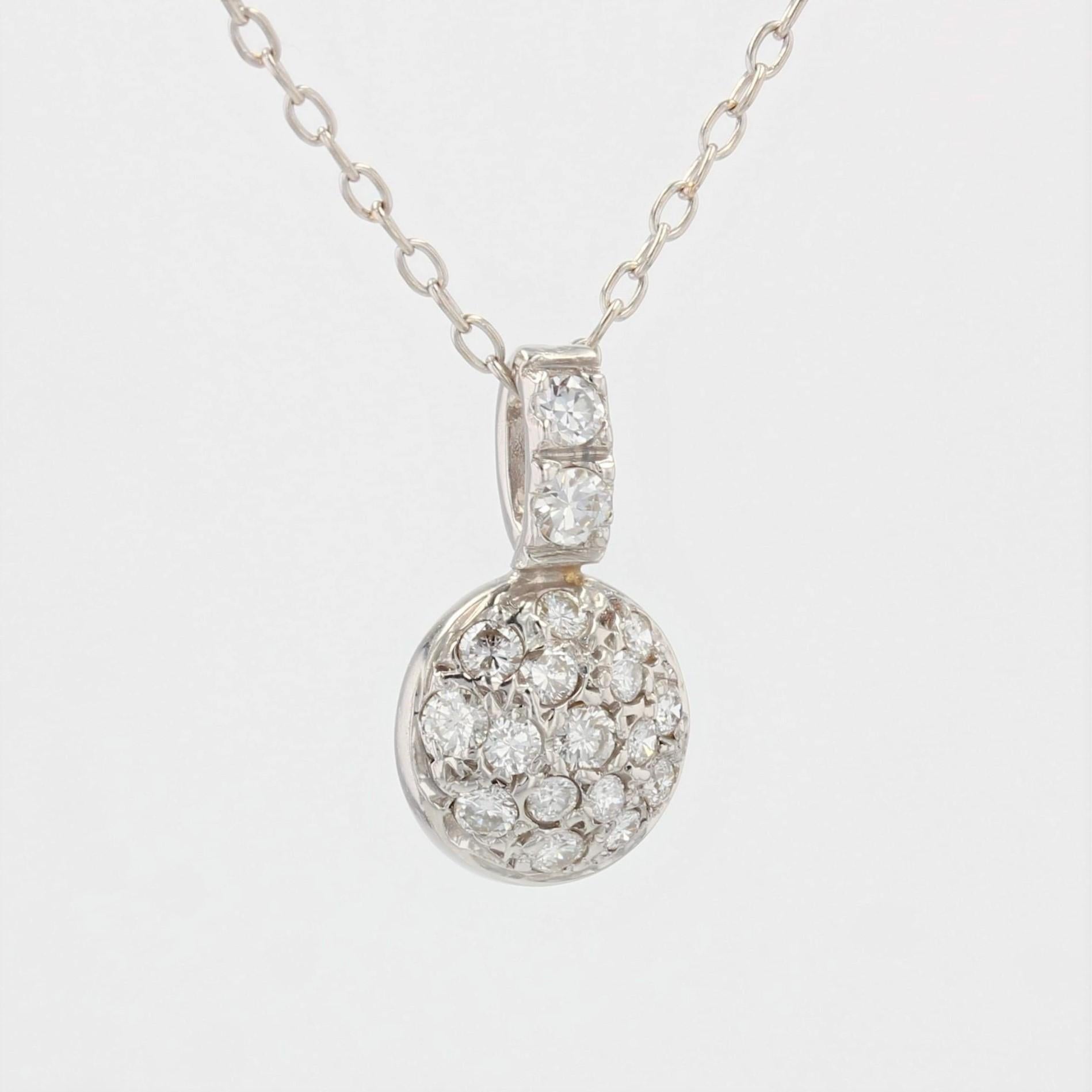 French, 1970s Diamonds 18 Karat White Gold Pendant and Chain In Excellent Condition For Sale In Poitiers, FR