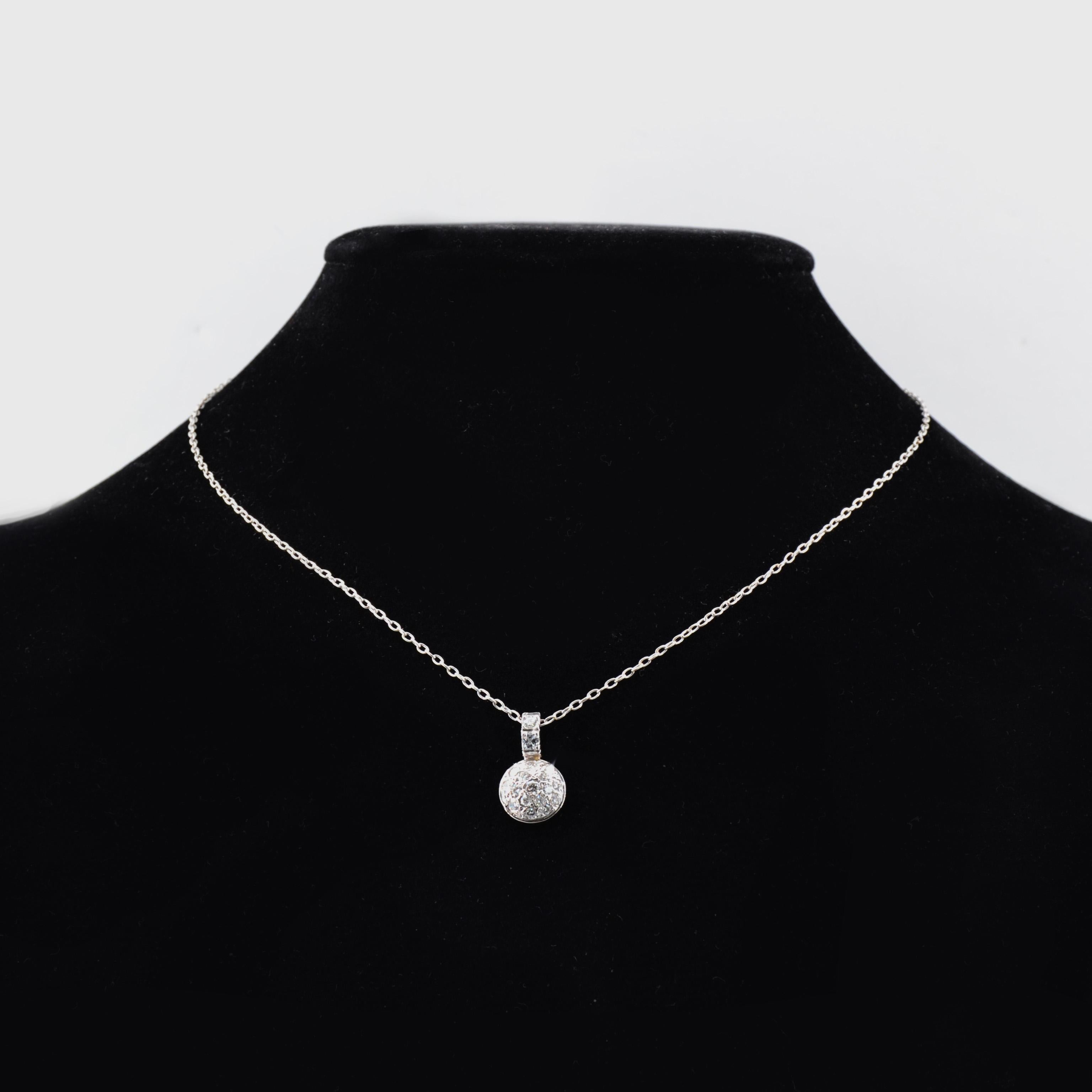 French, 1970s Diamonds 18 Karat White Gold Pendant and Chain For Sale 1