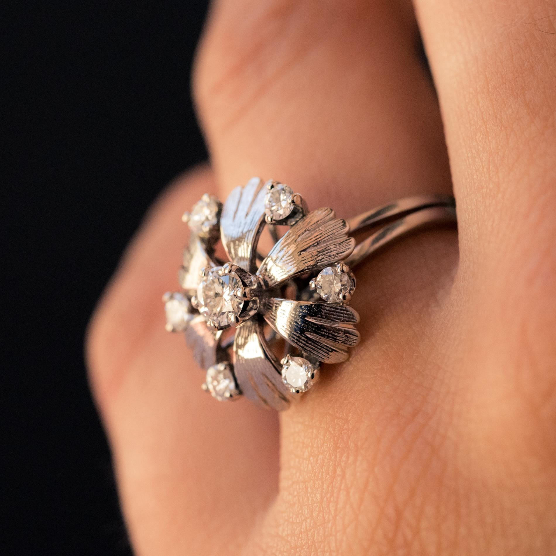 French 1970s Diamonds 18 Karat White Gold Petals Ring In Excellent Condition For Sale In Poitiers, FR