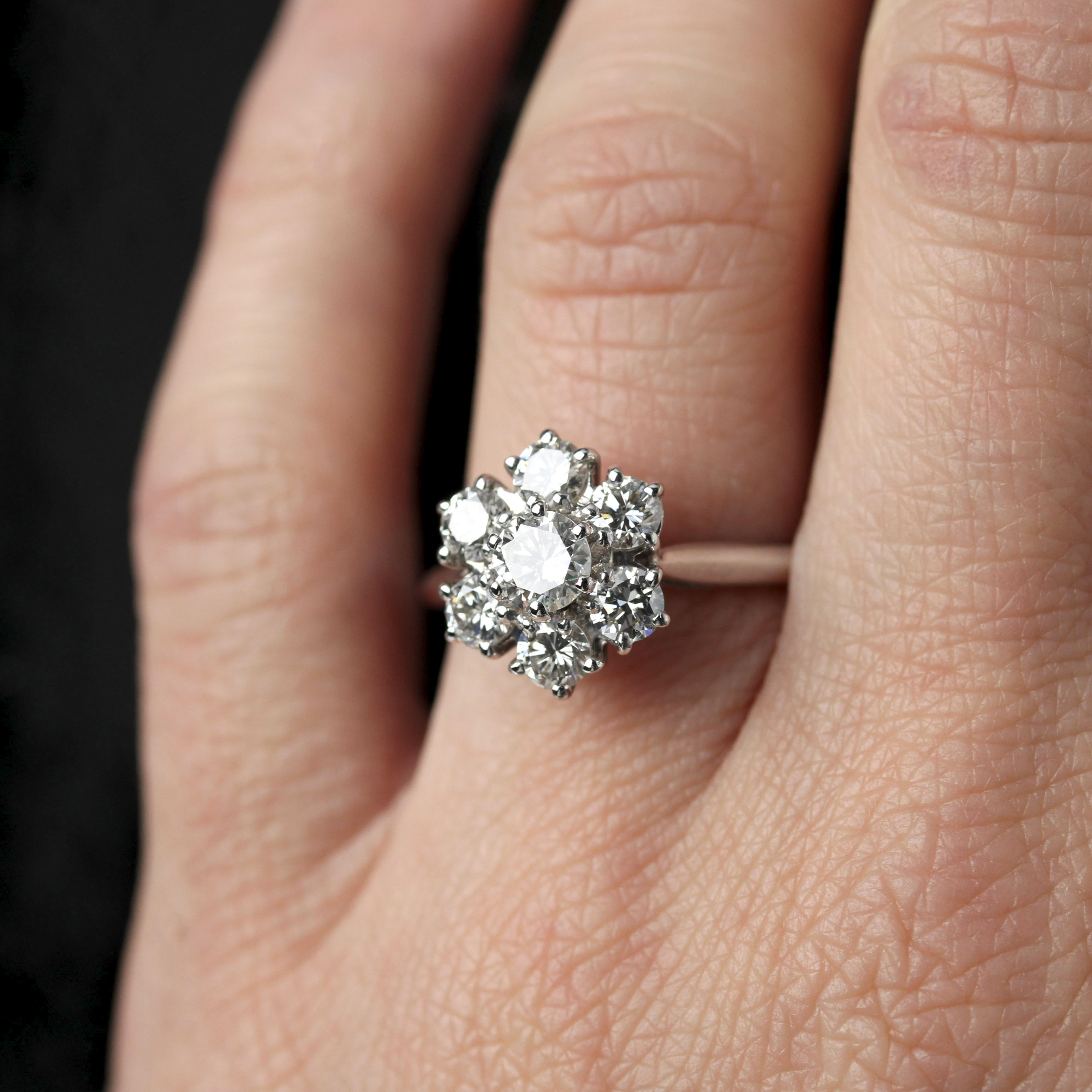 Anello francese degli anni '70 con diamanti in oro bianco 18 carati con fiocco retrò in vendita 7