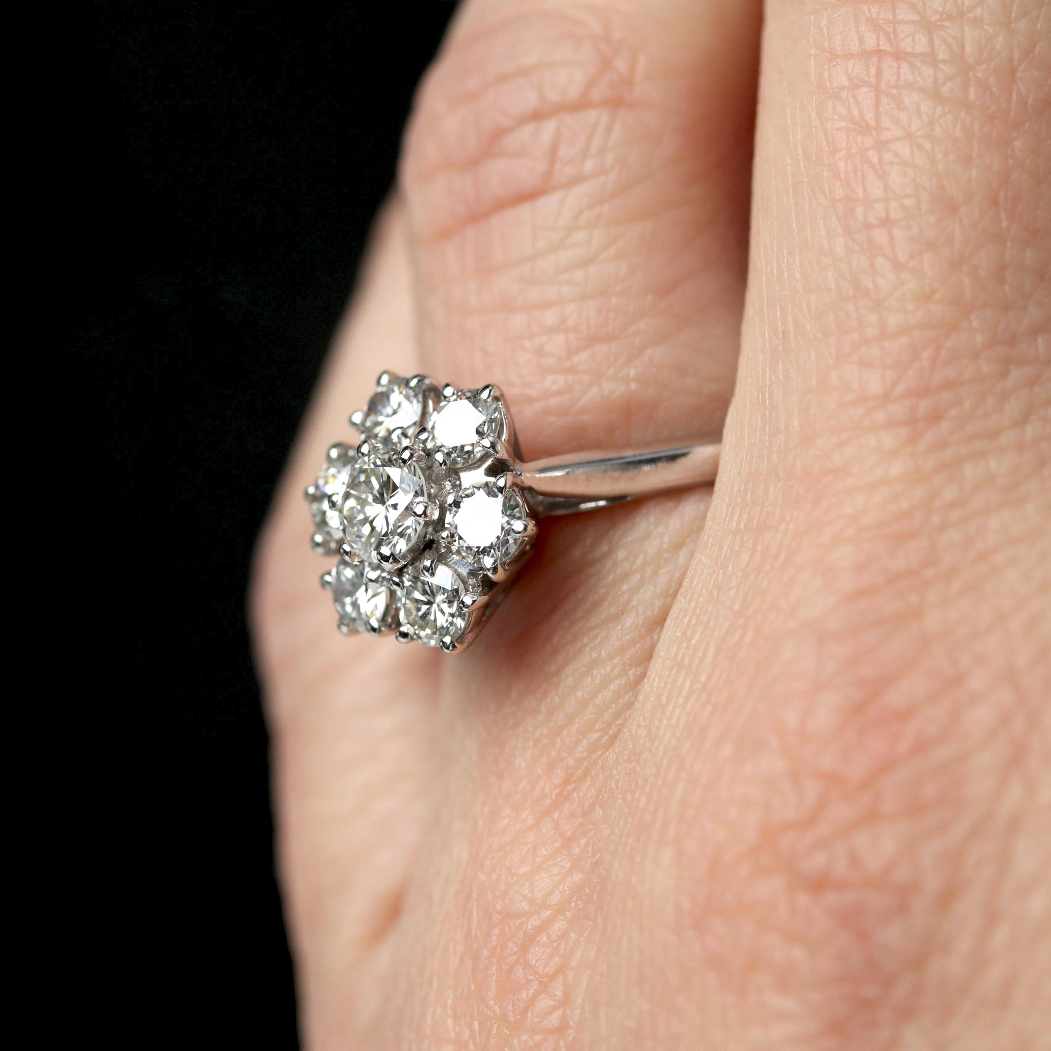 Anello francese degli anni '70 con diamanti in oro bianco 18 carati con fiocco retrò in vendita 8