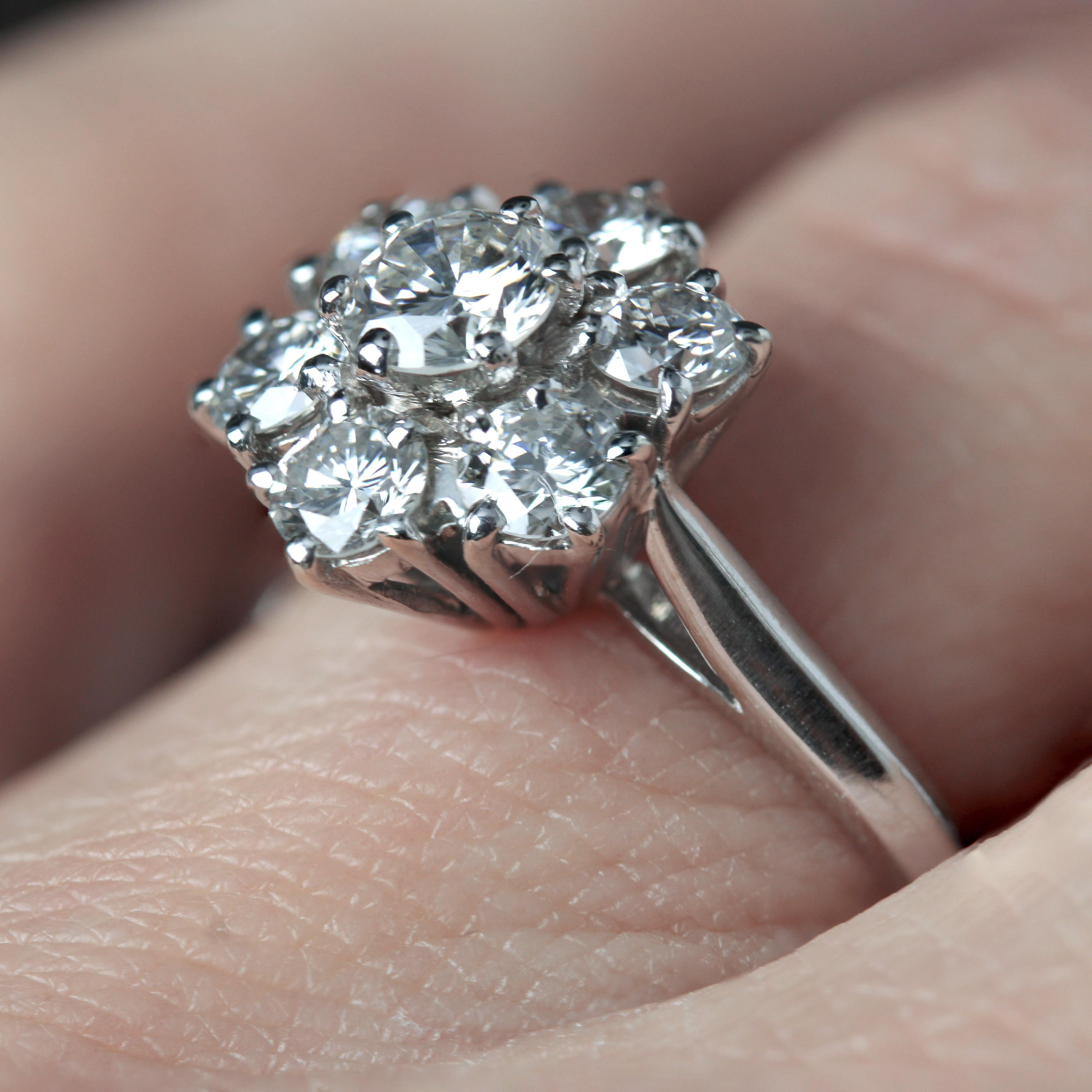 Anello francese degli anni '70 con diamanti in oro bianco 18 carati con fiocco retrò in vendita 9