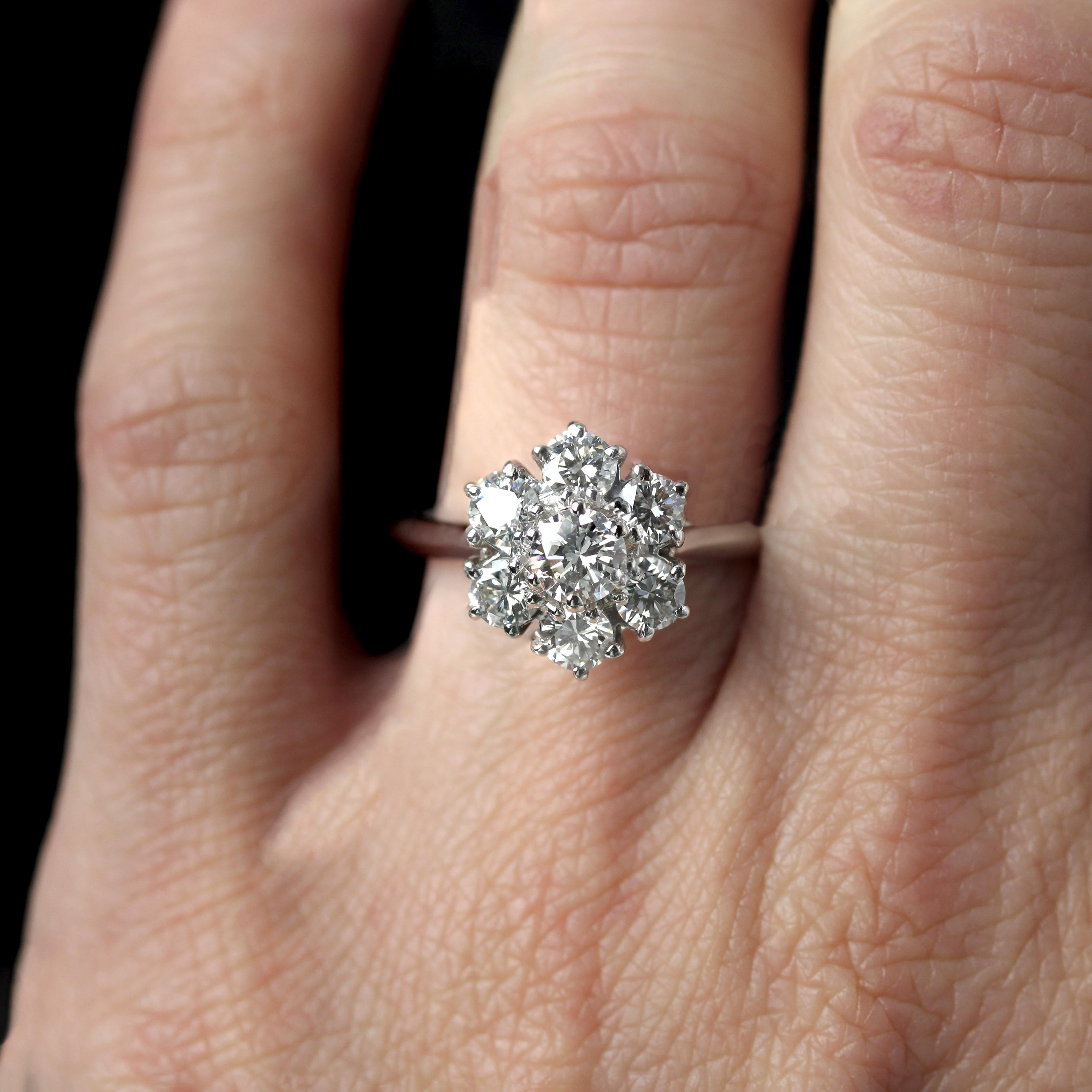 Donna Anello francese degli anni '70 con diamanti in oro bianco 18 carati con fiocco retrò in vendita