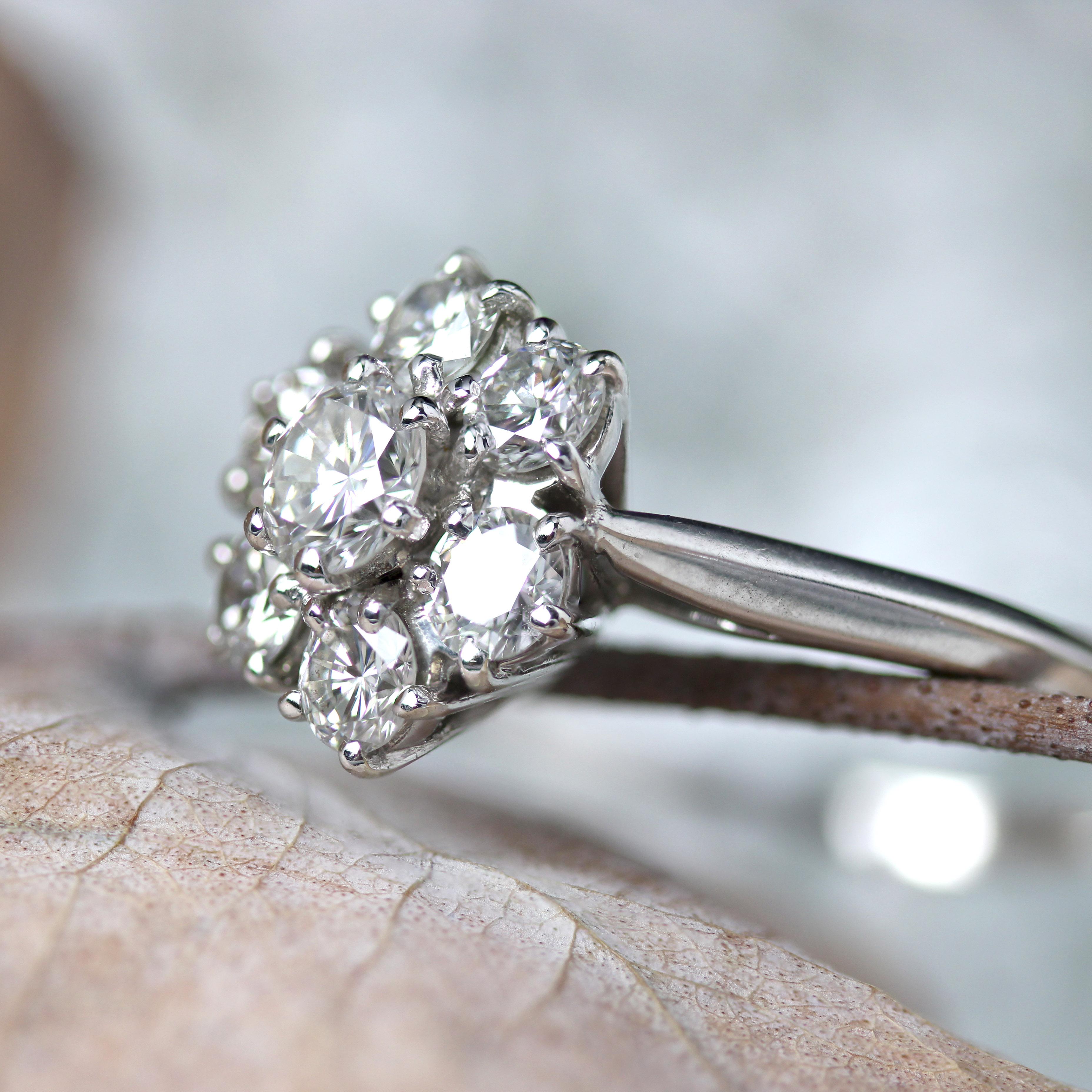 Anello francese degli anni '70 con diamanti in oro bianco 18 carati con fiocco retrò in vendita 2