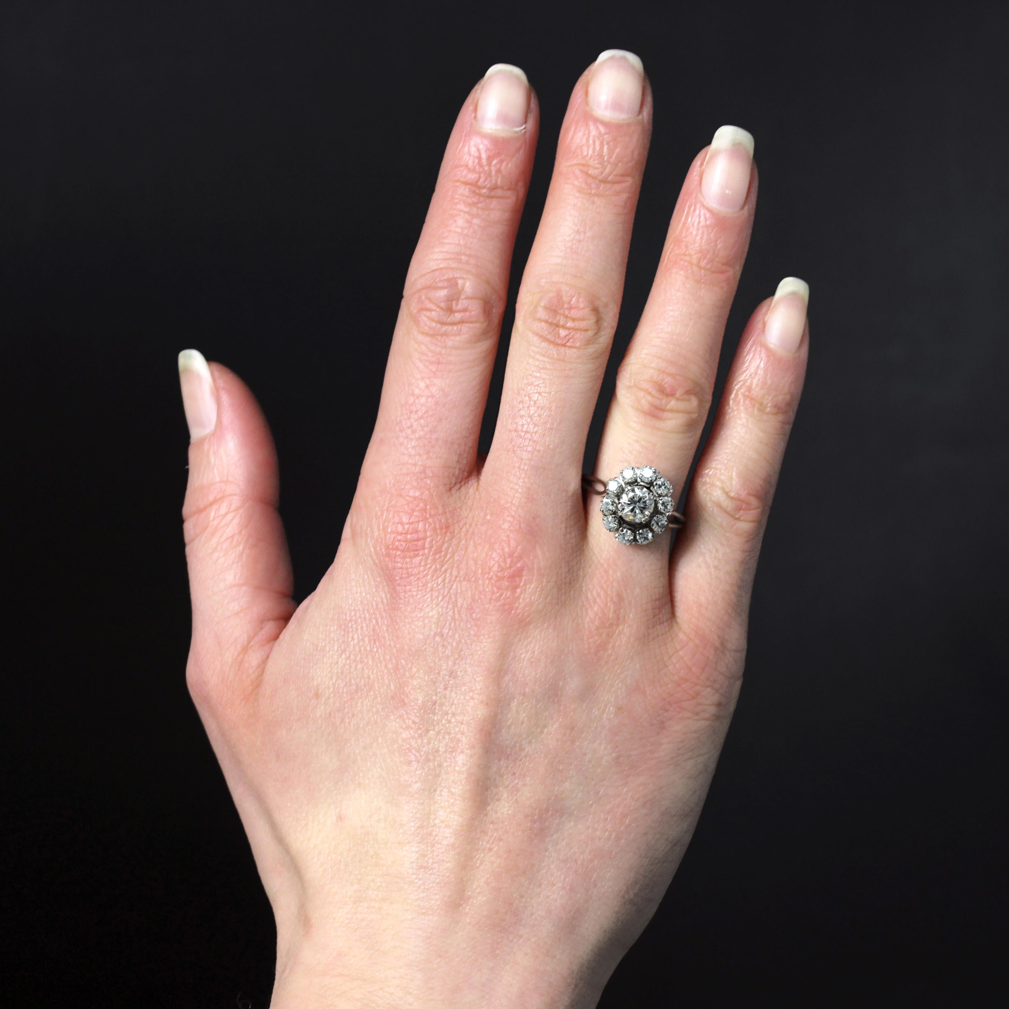 Ring in 18 karat white gold.
This elegant vintage ring features an oval-shaped setting with a gold wire basket and a ring made of three openwork wires that meet at the base. In the center, an intermediate brilliant-cut diamond is clawed into a