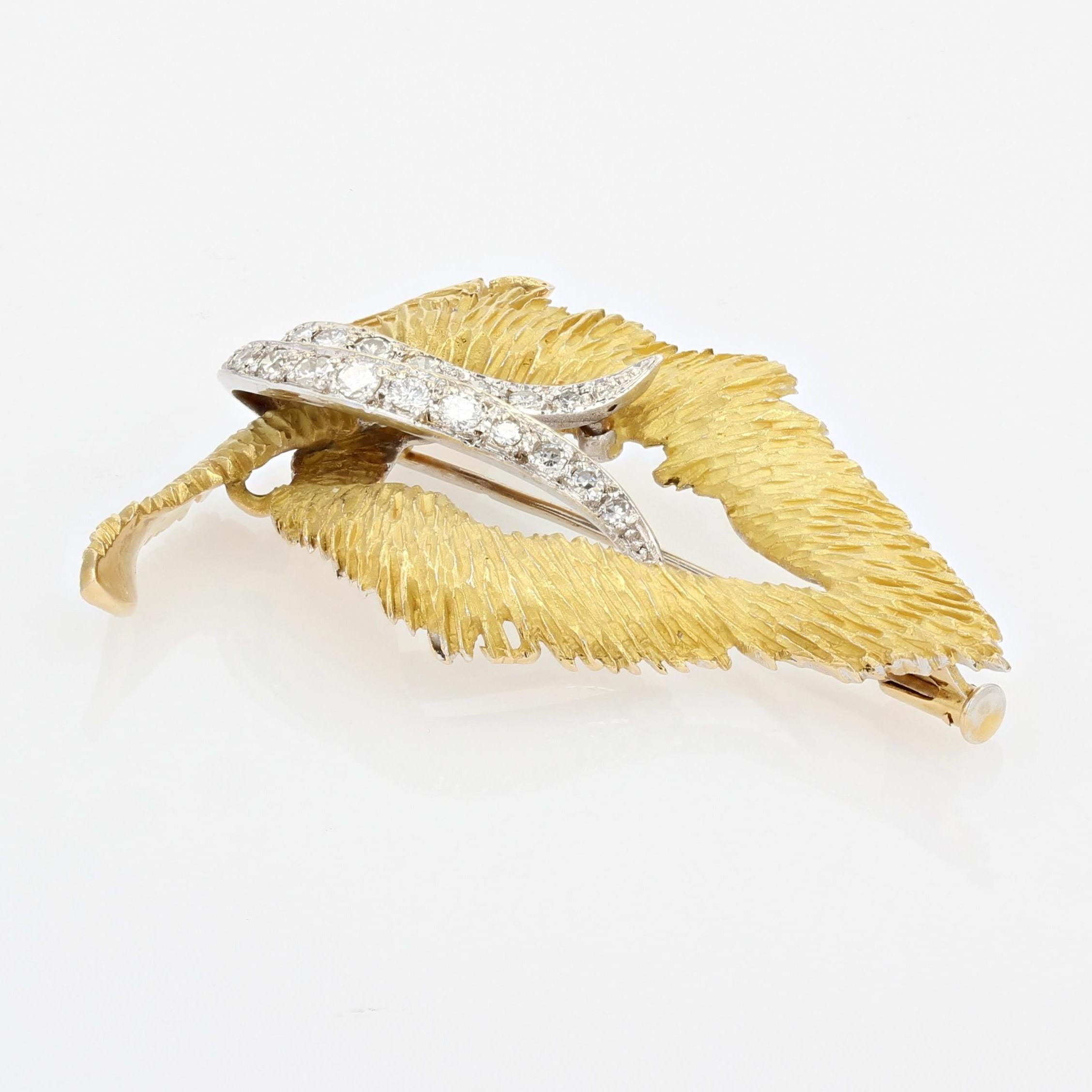 Brilliant Cut French 1970s Diamonds 18 Karat Yellow Amati Gold Brooch For Sale