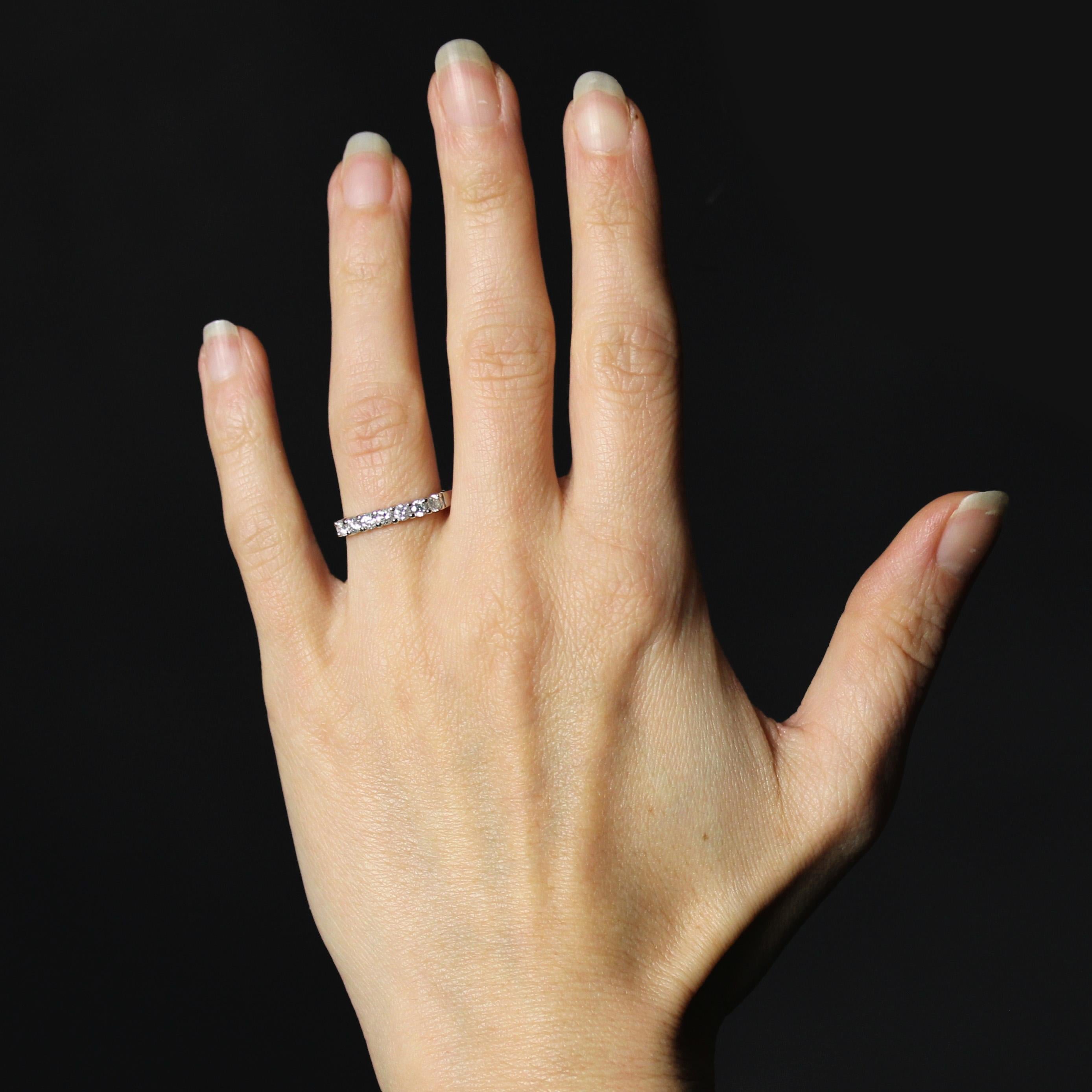 Ring aus Platin, Hundekopfpunze.
Halber Ehering, besetzt mit 7 modernen Diamanten im Brillantschliff, gehalten in Krallen.
Gesamtgewicht der Diamanten: ca. 0,35 Karat. 
Höhe: ca. 2,9 mm, Breite: ca. 17,5 mm, Dicke: ca. 2,4 mm, Ringbreite an der