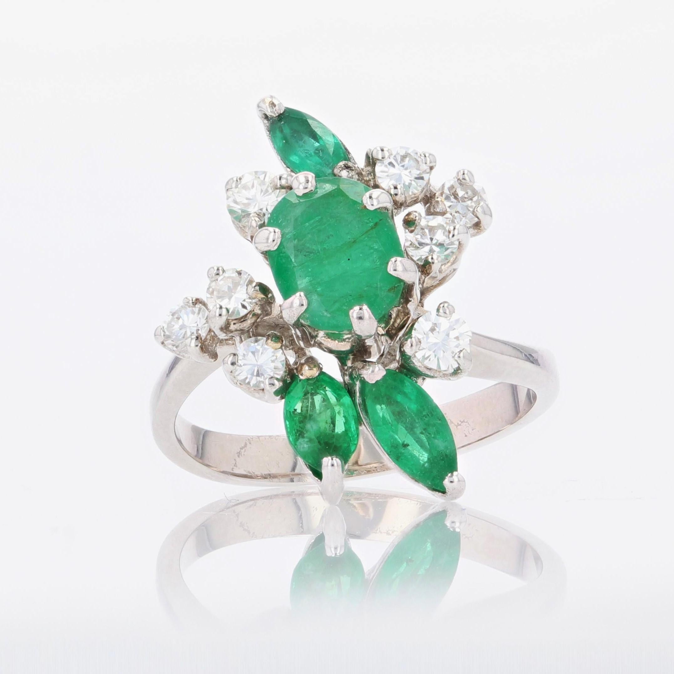 French 1970s Emerald Diamond 18 Carat White Gold Ring For Sale 11