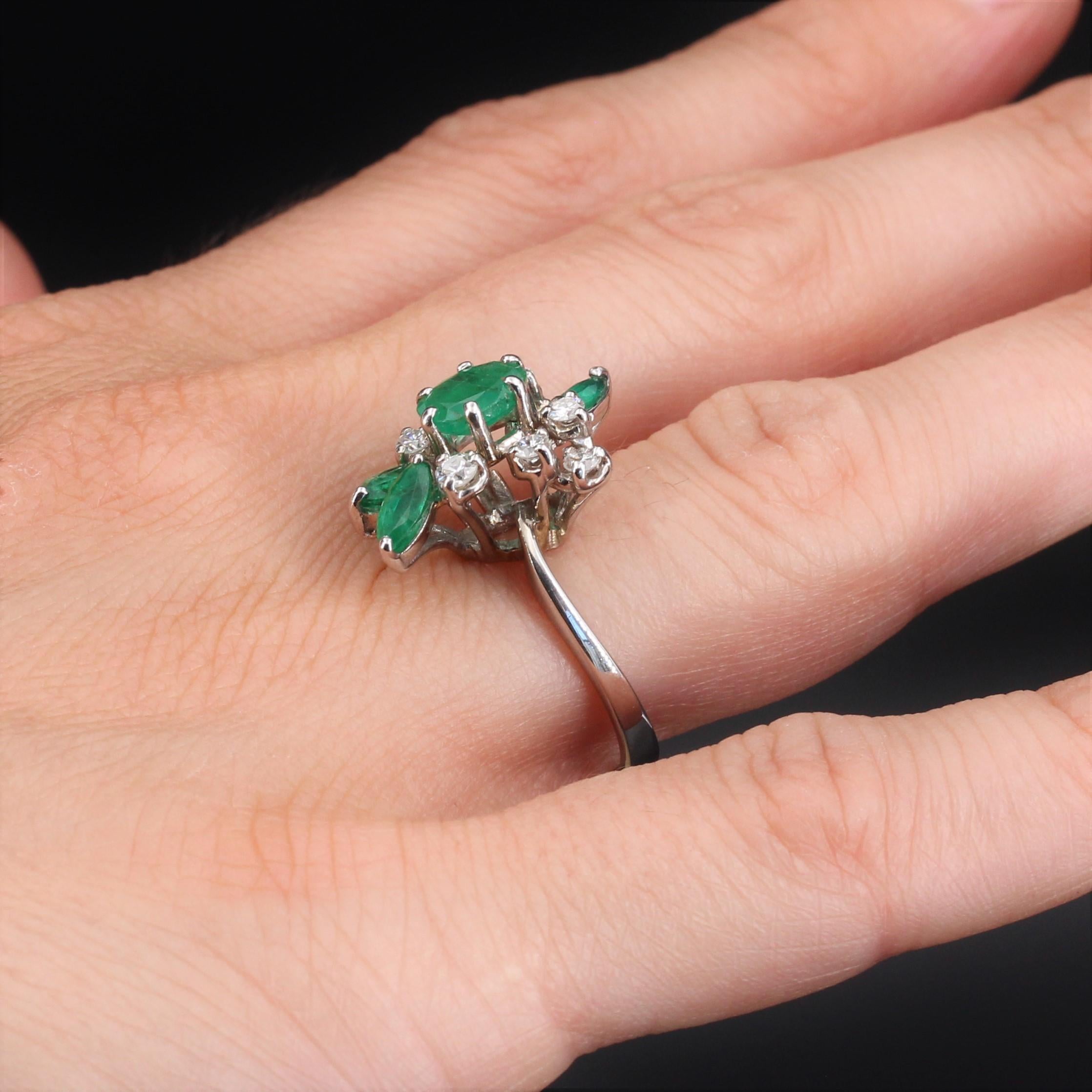 French 1970s Emerald Diamond 18 Carat White Gold Ring For Sale 4