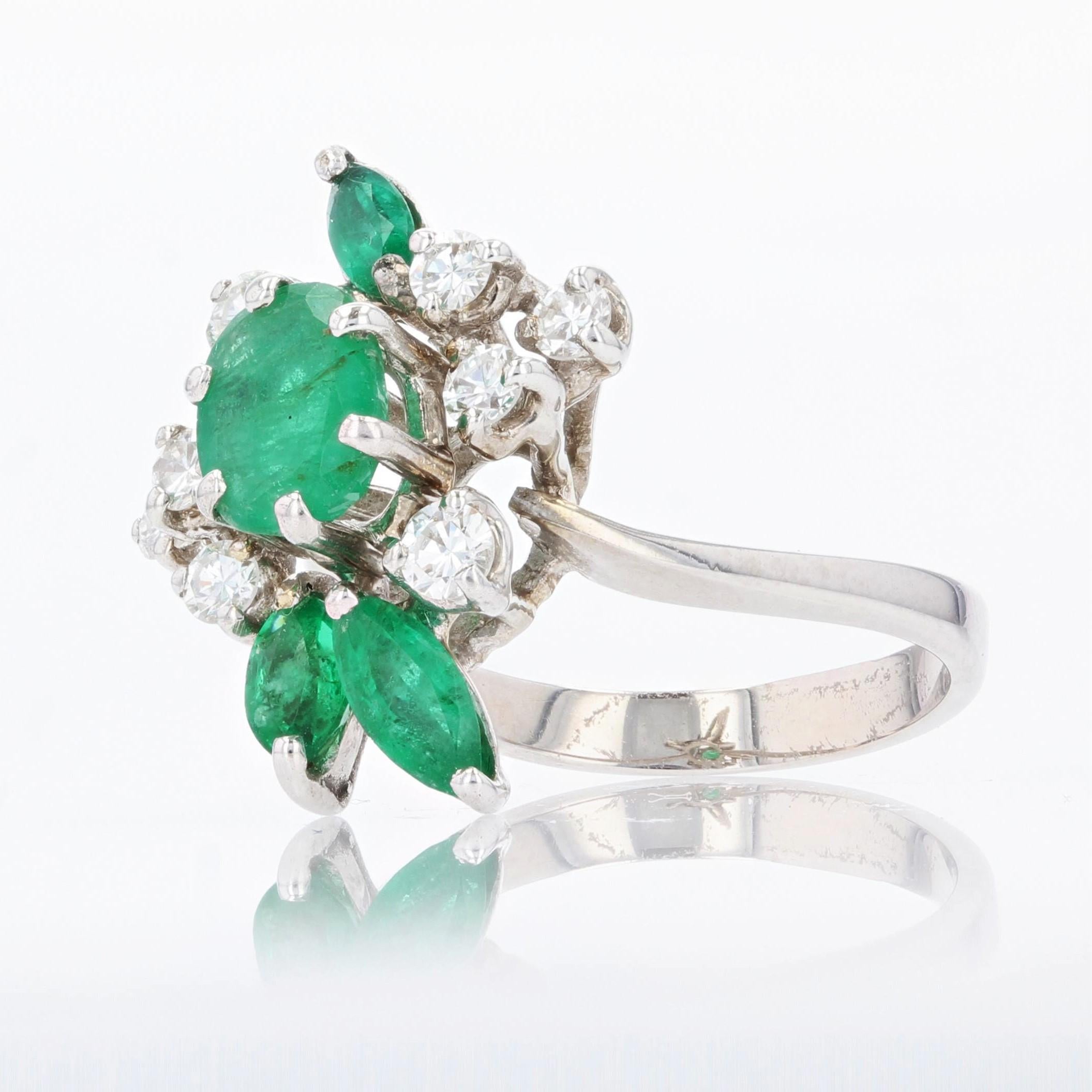 French 1970s Emerald Diamond 18 Carat White Gold Ring For Sale 1