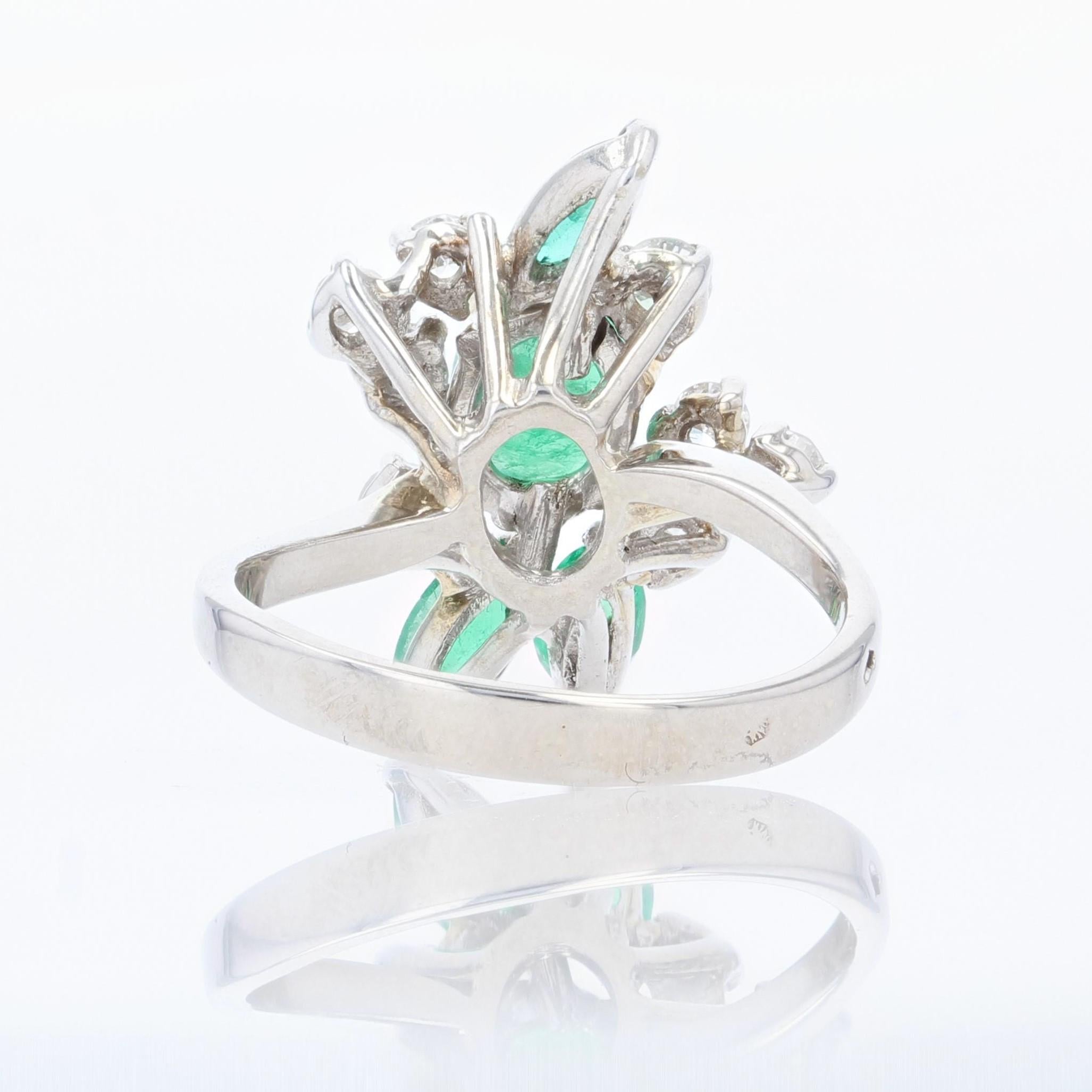 French 1970s Emerald Diamond 18 Carat White Gold Ring For Sale 2