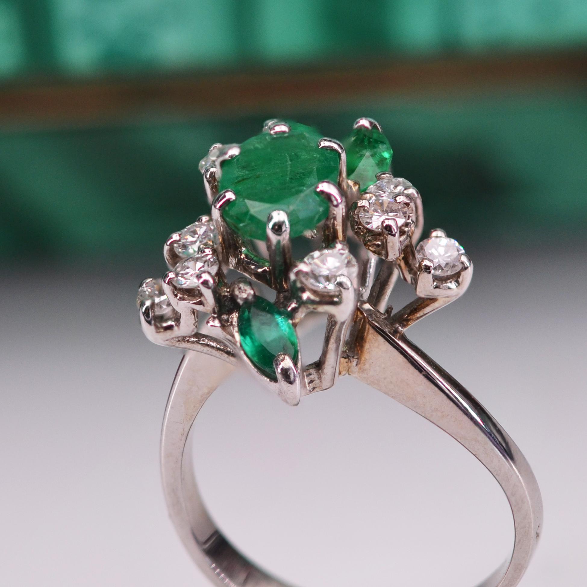 French 1970s Emerald Diamond 18 Carat White Gold Ring For Sale 6