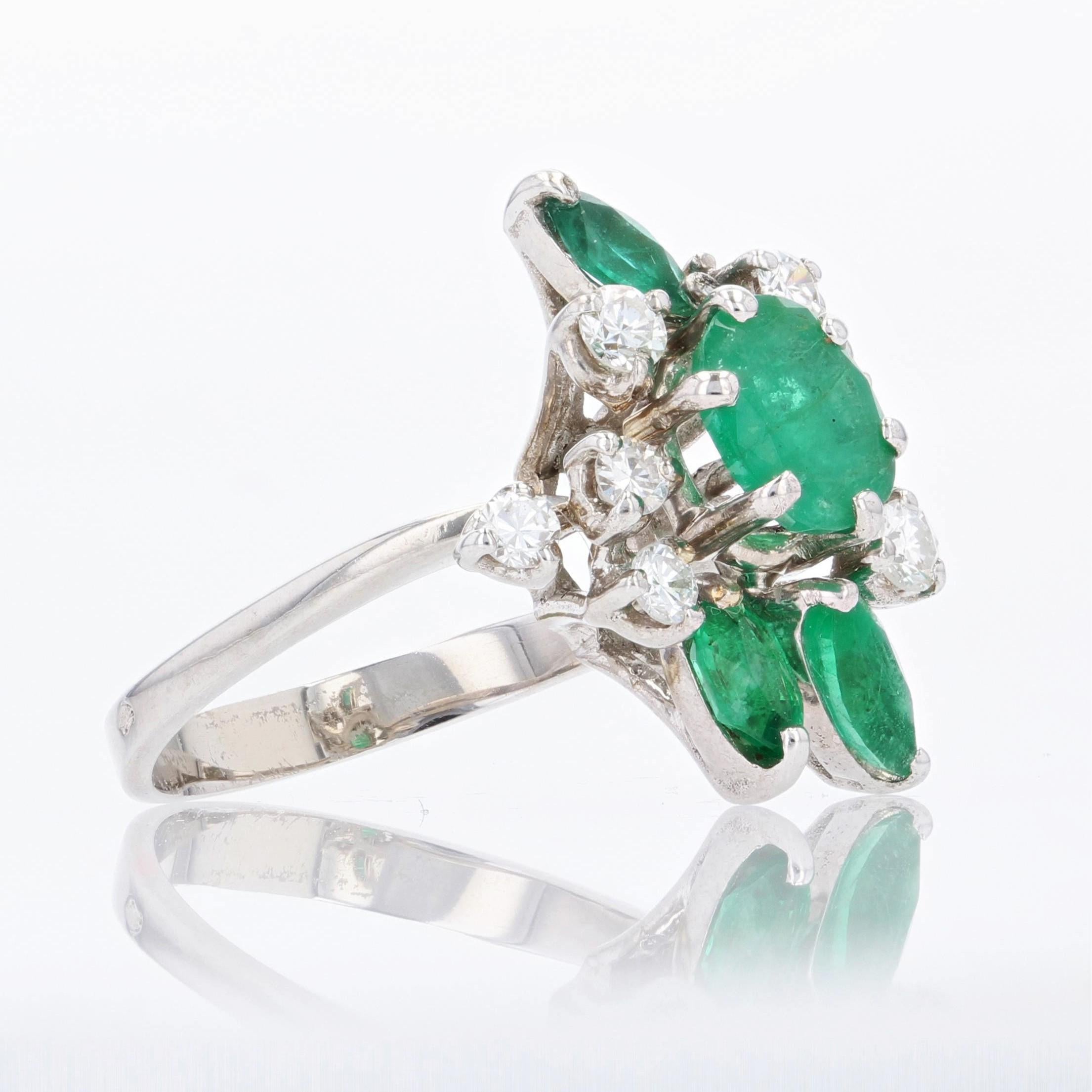 French 1970s Emerald Diamond 18 Carat White Gold Ring In Good Condition For Sale In Poitiers, FR