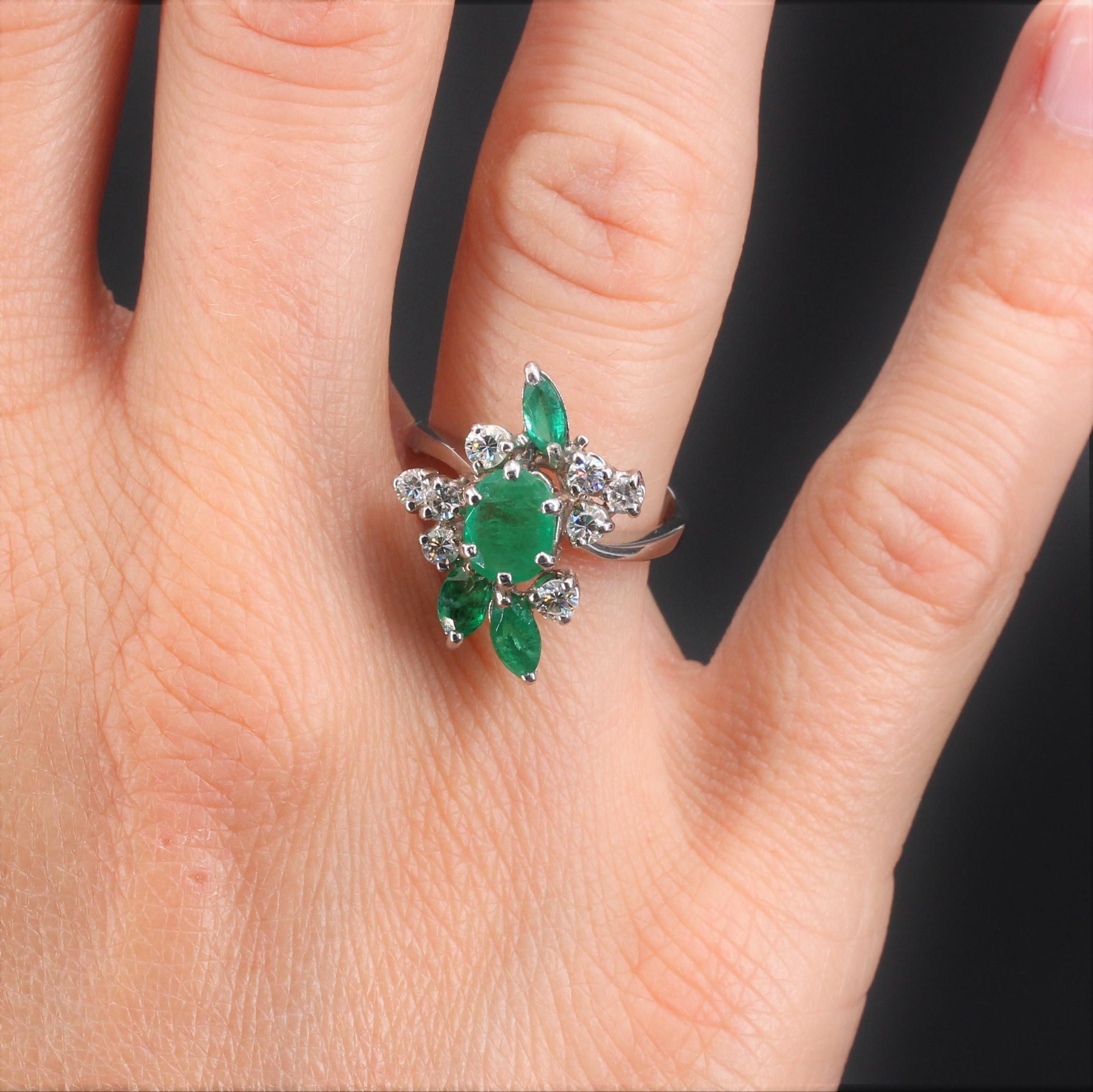 French 1970s Emerald Diamond 18 Carat White Gold Ring For Sale 8